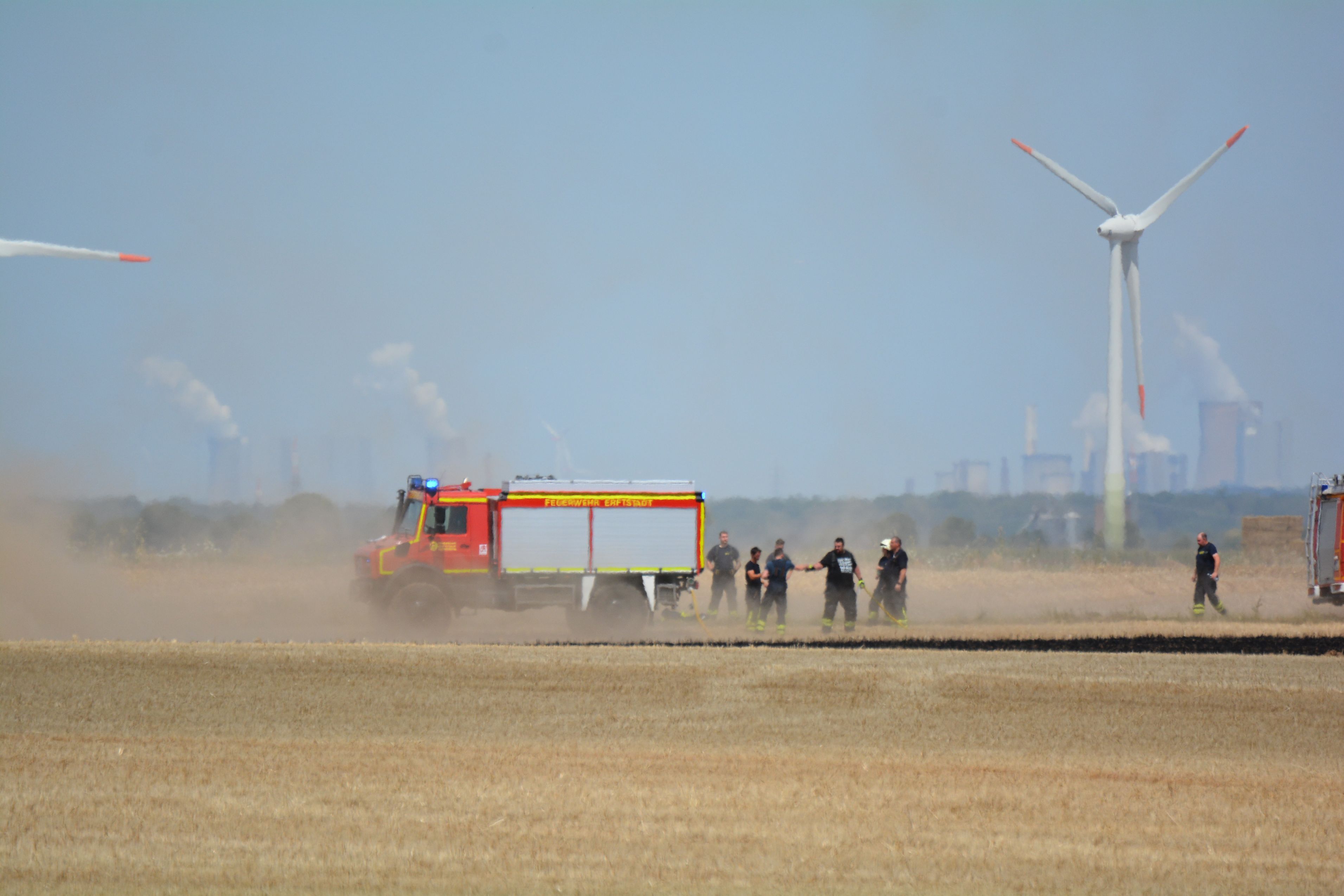 Mit Hilfe von Landwirten hatte die Feuerwehr Erftstadt bereits mittags ein Feuer in Erp gelöscht.
