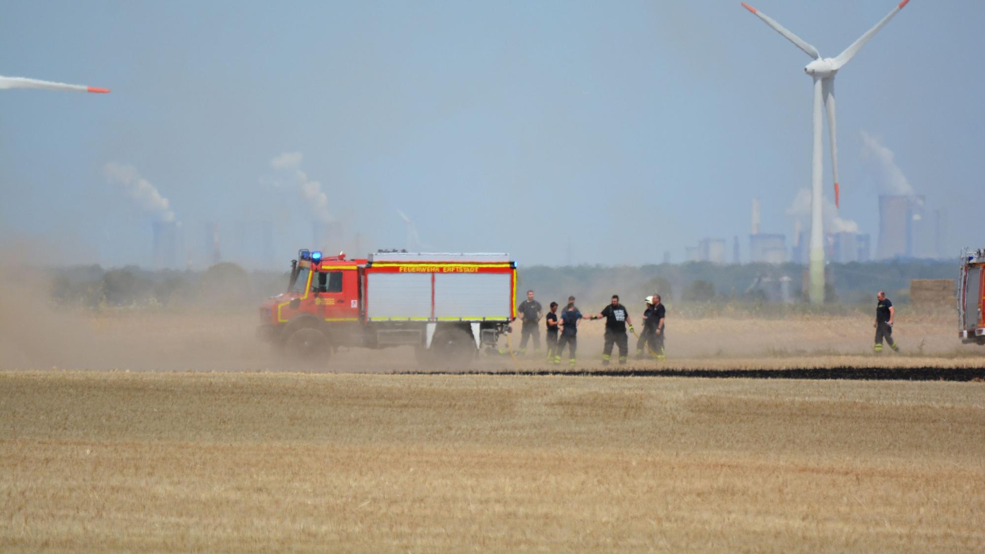 Mit Hilfe von Landwirten hatte die Feuerwehr Erftstadt bereits mittags ein Feuer in Erp gelöscht.