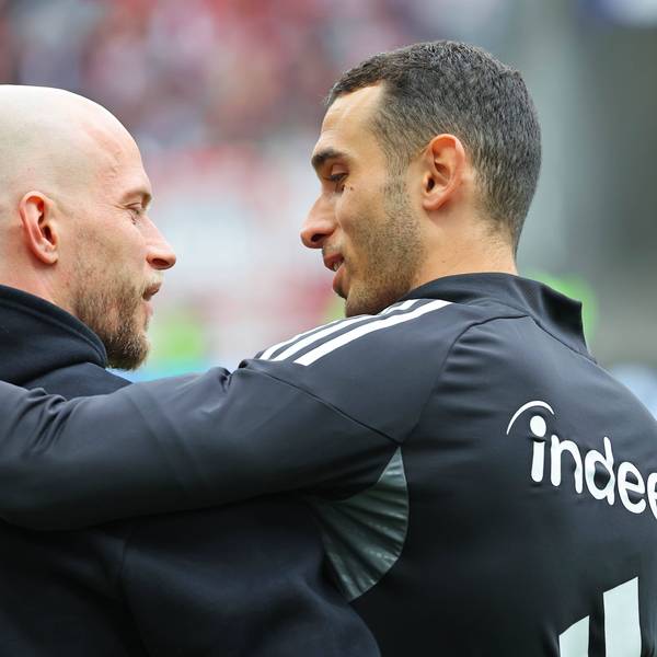 Frankfurt, Deutschland 05. April 2026: 1.Bundesliga - 2025/2026 - Eintracht Frankfurt gegen 1. FC Köln Im Bild: v.li. Trainer Rene Wagner 1.FC umarmt freundschaftlich Ellyes Skhiri Frankfurtkurz vor Spielbeginn. /// DFL regulations prohibit any use of photographs as image sequences and/or quasi-video /// Deutsche Bank Park Hessen *** Frankfurt, Germany 05 April 2026 1 Bundesliga 2025 2026 Eintracht Frankfurt vs 1 FC Köln In the picture from left coach Rene Wagner 1 FC hugs friendly Ellyes Skhiri Frankfurt shortly before the start of the match DFL regulations prohibit any use of photographs as image sequences and or quasi video Deutsche Bank Park Hessen Copyright: xFotostandx/xRacochax