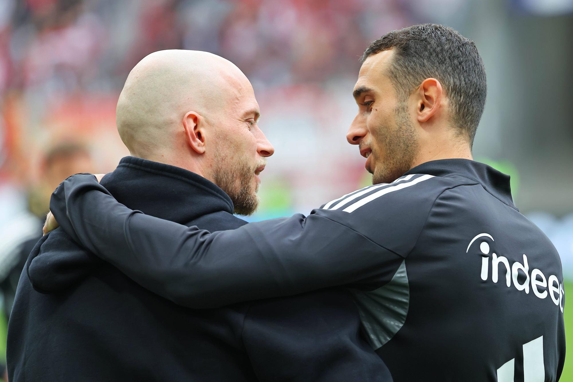 Frankfurt, Deutschland 05. April 2026: 1.Bundesliga - 2025/2026 - Eintracht Frankfurt gegen 1. FC Köln Im Bild: v.li. Trainer Rene Wagner 1.FC umarmt freundschaftlich Ellyes Skhiri Frankfurtkurz vor Spielbeginn. /// DFL regulations prohibit any use of photographs as image sequences and/or quasi-video /// Deutsche Bank Park Hessen *** Frankfurt, Germany 05 April 2026 1 Bundesliga 2025 2026 Eintracht Frankfurt vs 1 FC Köln In the picture from left coach Rene Wagner 1 FC hugs friendly Ellyes Skhiri Frankfurt shortly before the start of the match DFL regulations prohibit any use of photographs as image sequences and or quasi video Deutsche Bank Park Hessen Copyright: xFotostandx/xRacochax