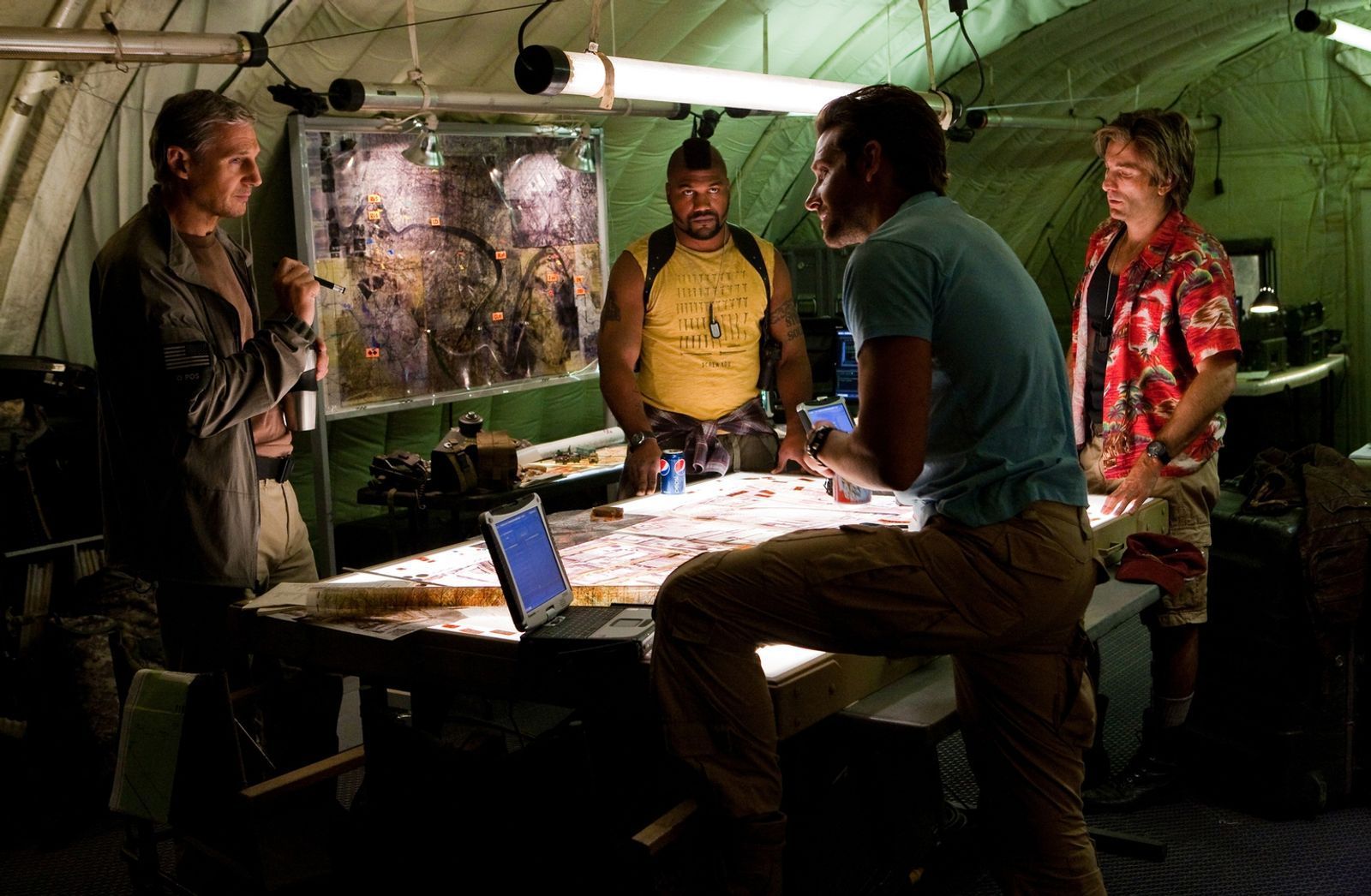 Das neue „A-Team“ setzt auf handfeste Action, von links: Liam Neeson als Hannibal Smith, Quinton „Rampage“ Jackson als B.A. Baracus, Bradley Cooper als Templeton „Face“ Peck und Sharlto Copley als „Howling Mad“ Murdock. (Bild: TVNOW / TM and 2010 Twentieth Century Fox Film Corporation)