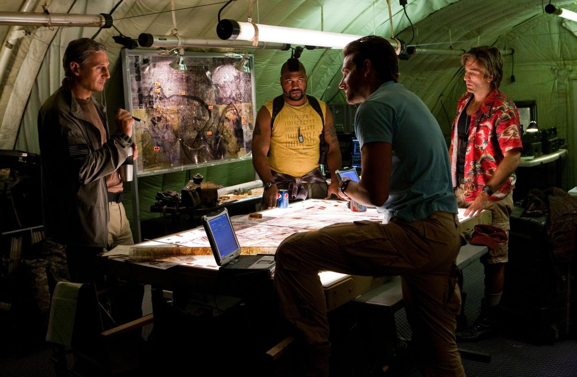 Das neue „A-Team“ setzt auf handfeste Action, von links: Liam Neeson als Hannibal Smith, Quinton „Rampage“ Jackson als B.A. Baracus, Bradley Cooper als Templeton „Face“ Peck und Sharlto Copley als „Howling Mad“ Murdock. (Bild: TVNOW / TM and 2010 Twentieth Century Fox Film Corporation)