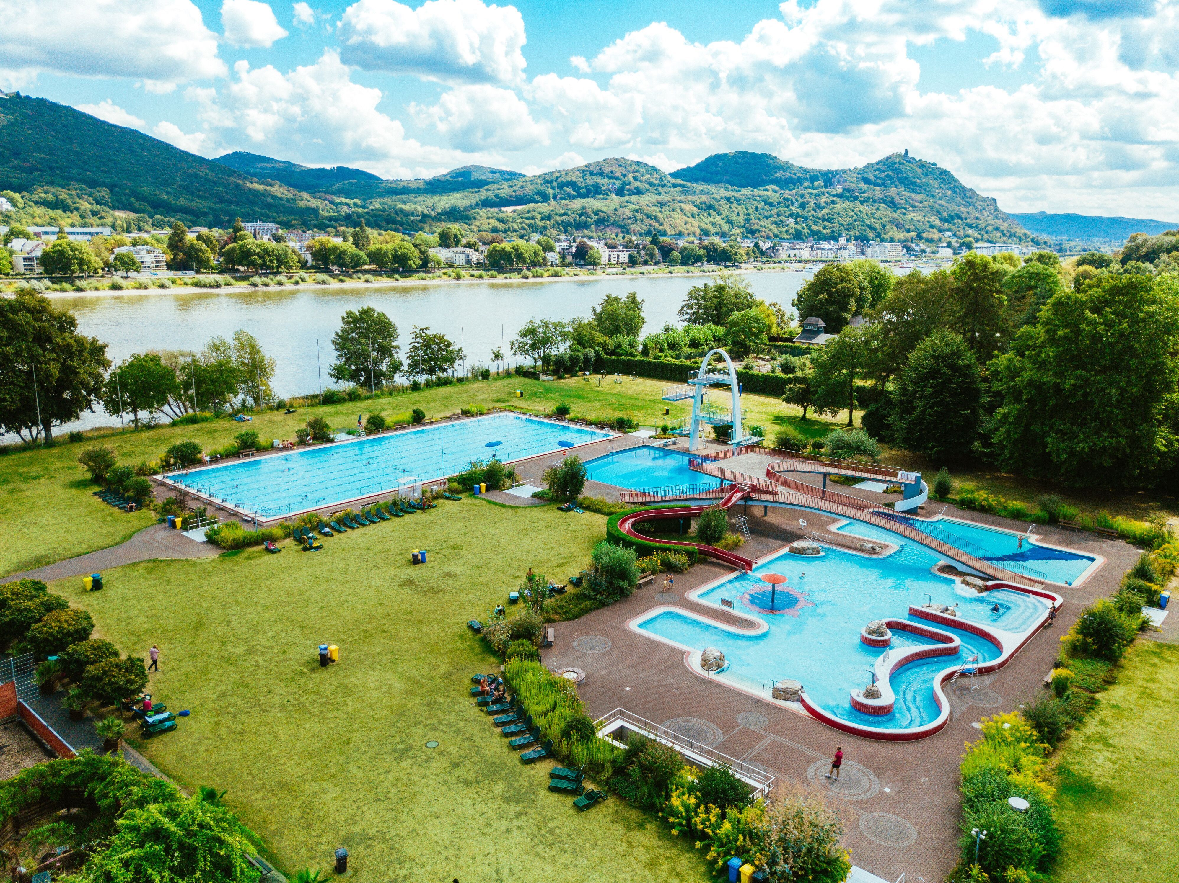 Vorn die Schwimmbecken, hinten der Rhein: Das Panoramabad Bonn-Rüngsdorf hat eine Premium-Lage. (Archivfoto)