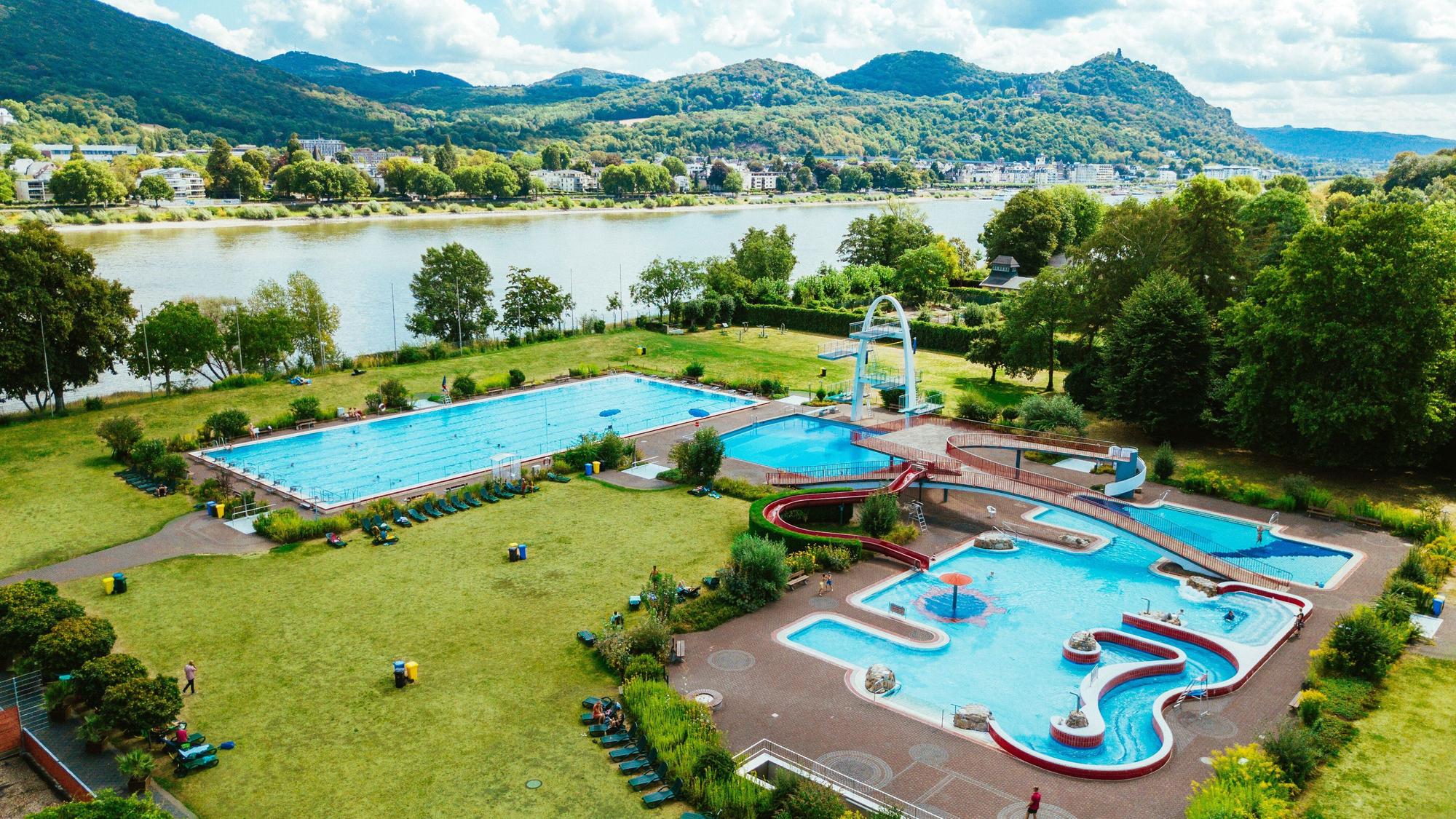 Vorn die Schwimmbecken, hinten der Rhein: Das Panoramabad Bonn-Rüngsdorf hat eine Premium-Lage. (Archivfoto)