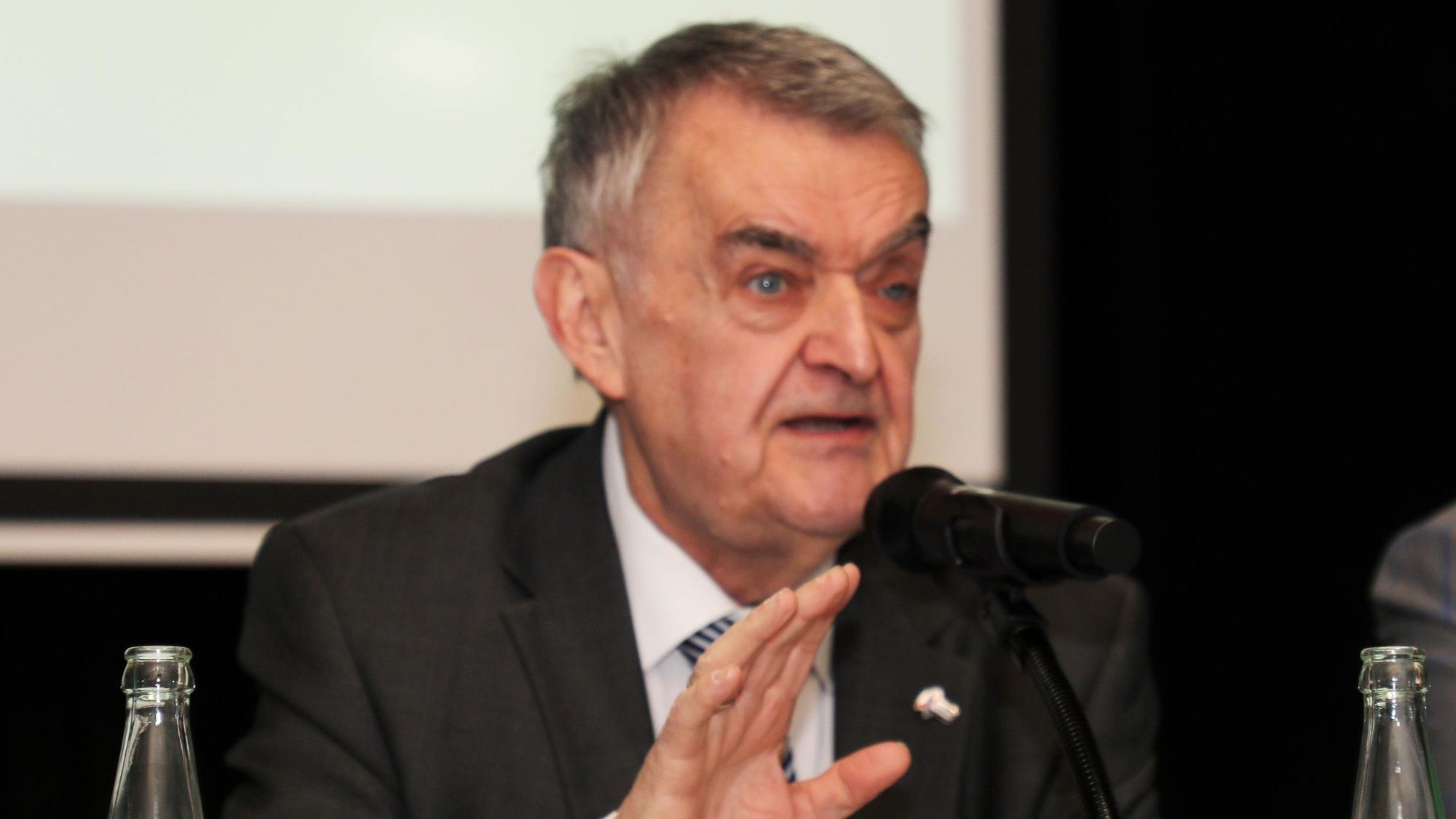 NRW-Innenminister Herbert Reul (CDU) spricht in ein Mikrofon.