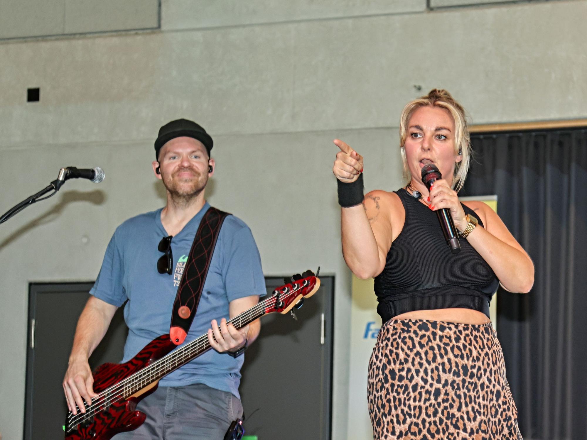 Nici Kempermann mit seiner Band auf der Bühne.