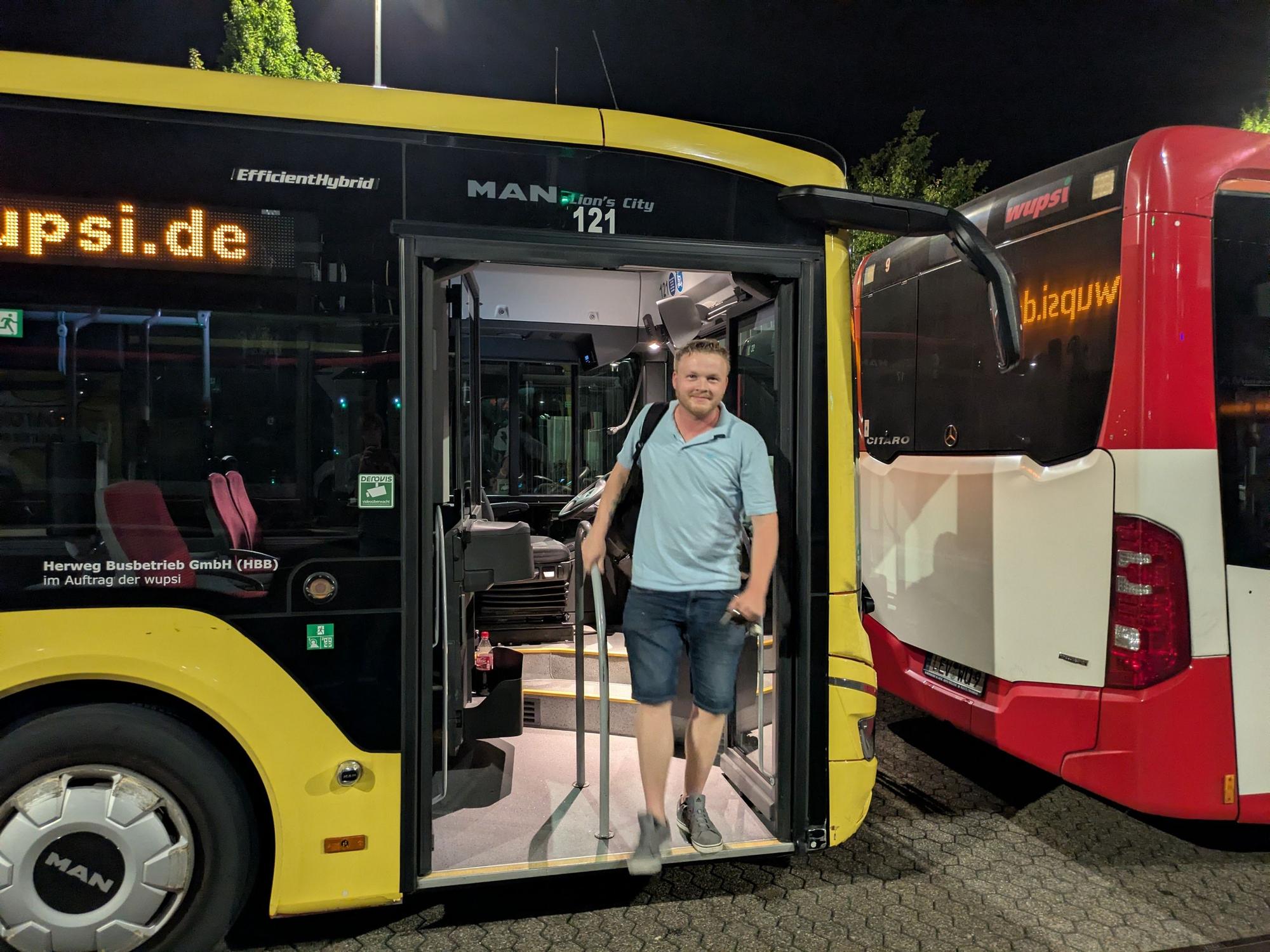 Ein Busfahrer steigt nach der Fahrt aus seinem Bus.