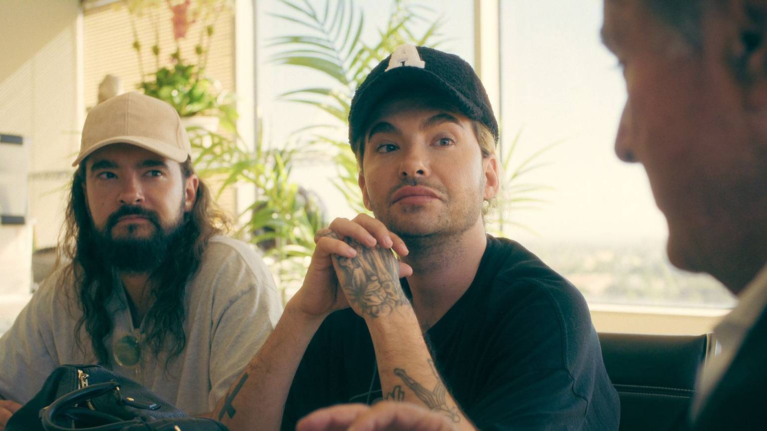 Tom (links) und Bill Kaulitz lassen sich beim Arzt durchchecken. (Bild: Netflix)