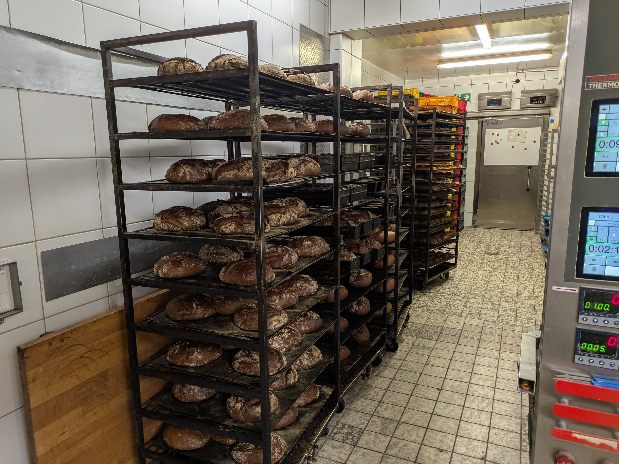 Fertig gebackenes Brot in der Backstube der Bäckerei Willeke