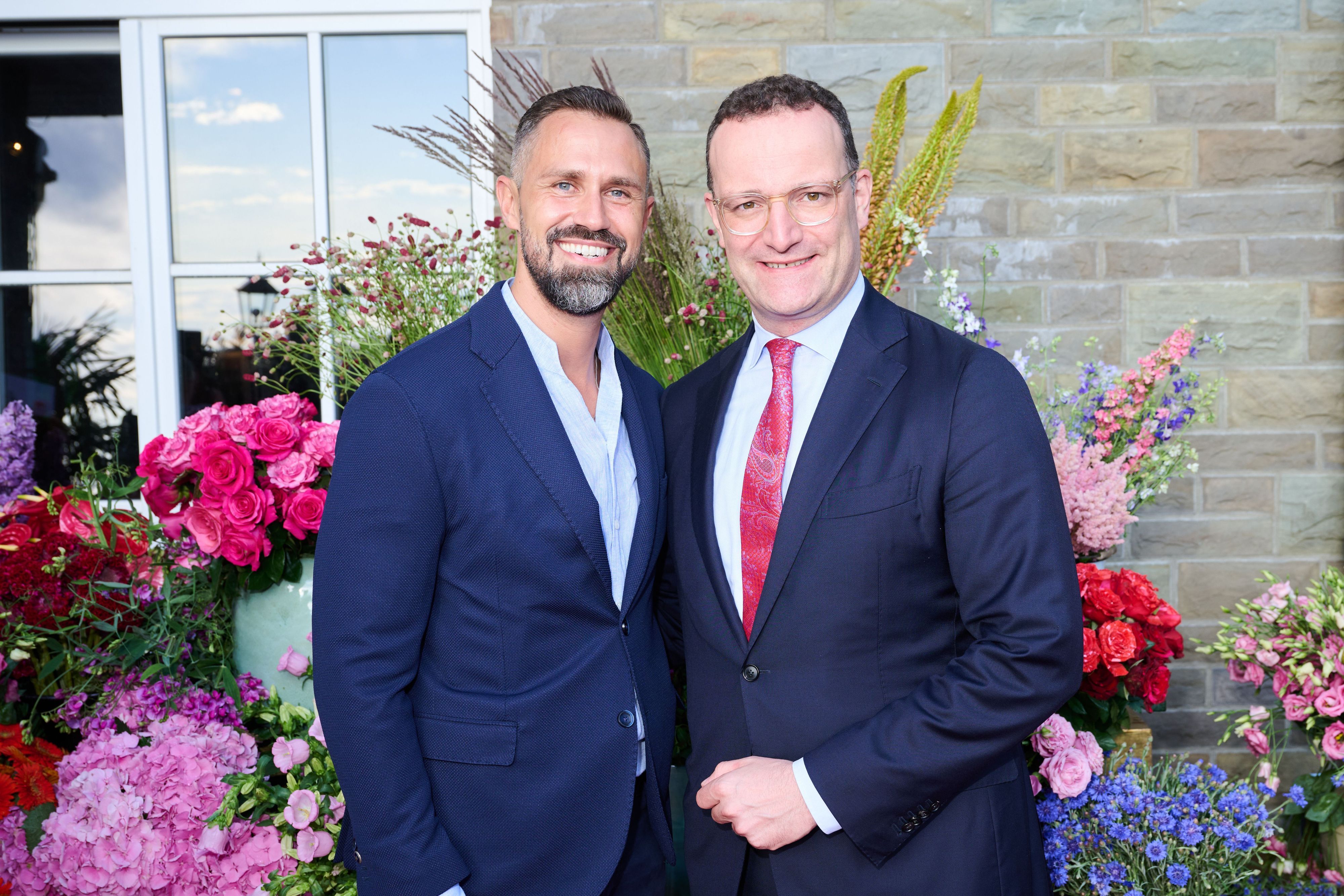 Jens Spahn (r.,CDU), Fraktionsvorsitzender der Bundestagsfraktion seiner Partei, mit seinem Mann Daniel Funke bei einem Sommerfest. (Archivbild)