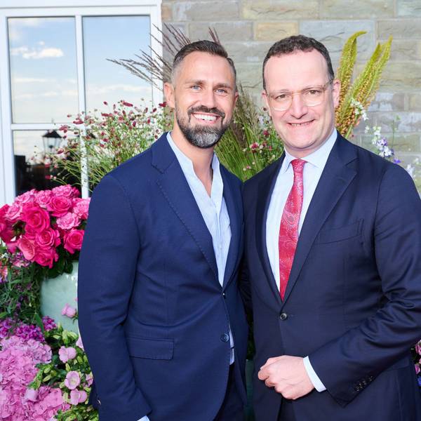 Jens Spahn (r.,CDU), Fraktionsvorsitzender der Bundestagsfraktion seiner Partei, mit seinem Mann Daniel Funke bei einem Sommerfest. (Archivbild)