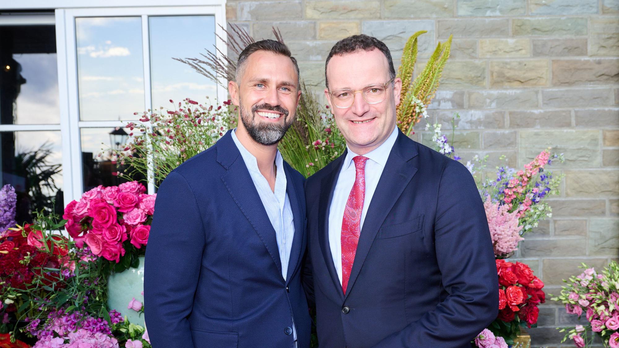 Karriere-Aus nach Vaterschaft? Der frühere Unionsfraktionsvorsitzende Jens Spahn (CDR, r.) mit seinem Mann Daniel Funke.