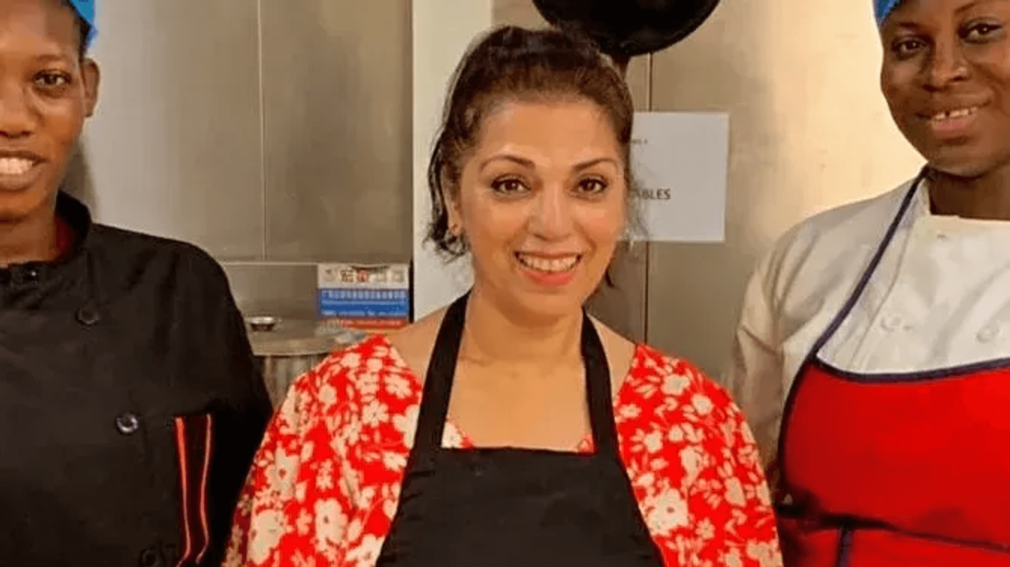 Parveen Ashraf posiert mit Kolleginnen.