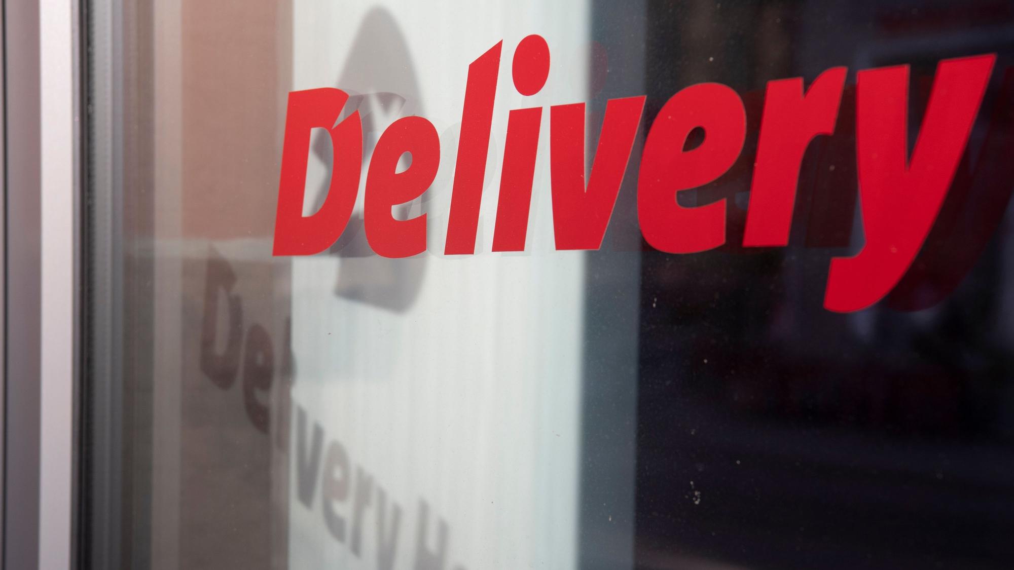 Das Logo und der Schriftzug des Essenslieferdienstes Delivery Hero in Berlin