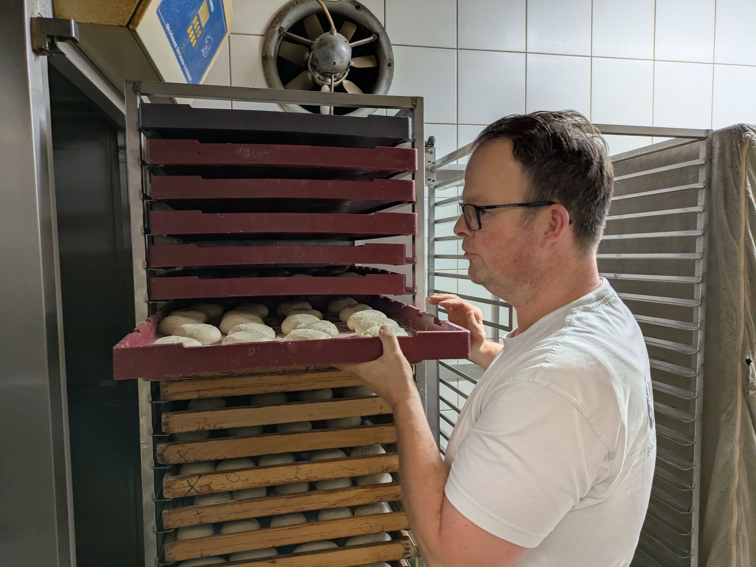 Stefan Willeke bereitet Brötchen fürs Backen vor.