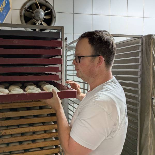 Stefan Willeke bereitet Brötchen fürs Backen vor.
