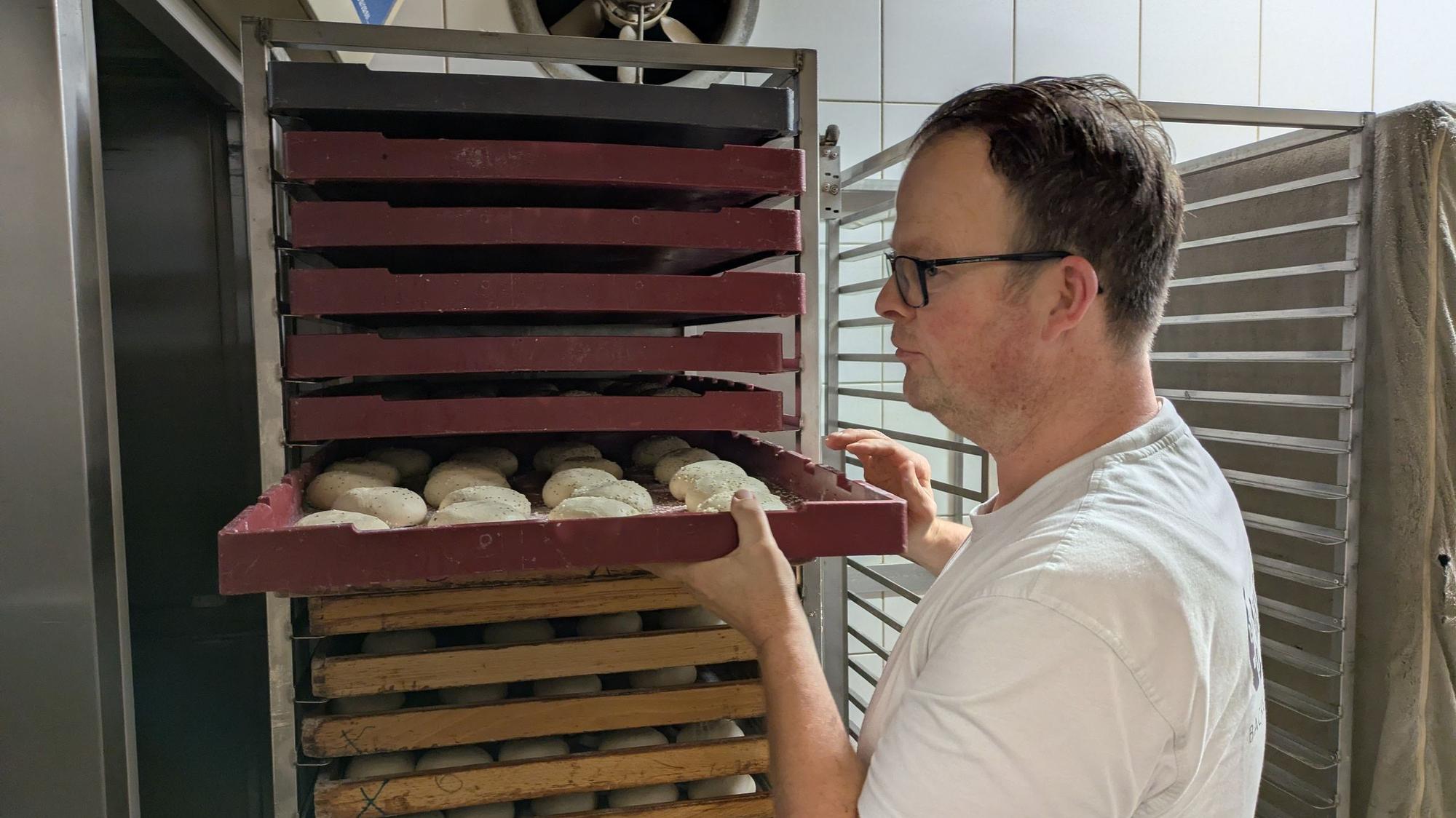 Stefan Willeke bereitet Brötchen fürs Backen vor.