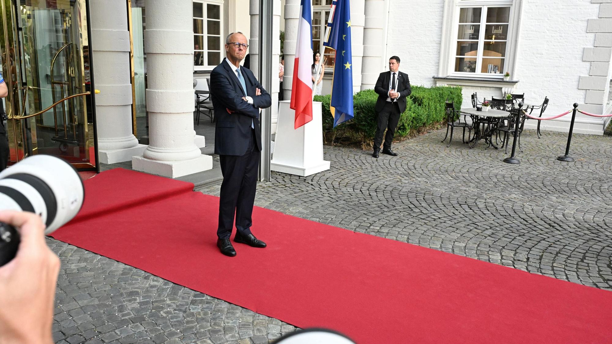 Bundeskanzler Friedrich Merz vor der Lobby von Schloss Bensberg
