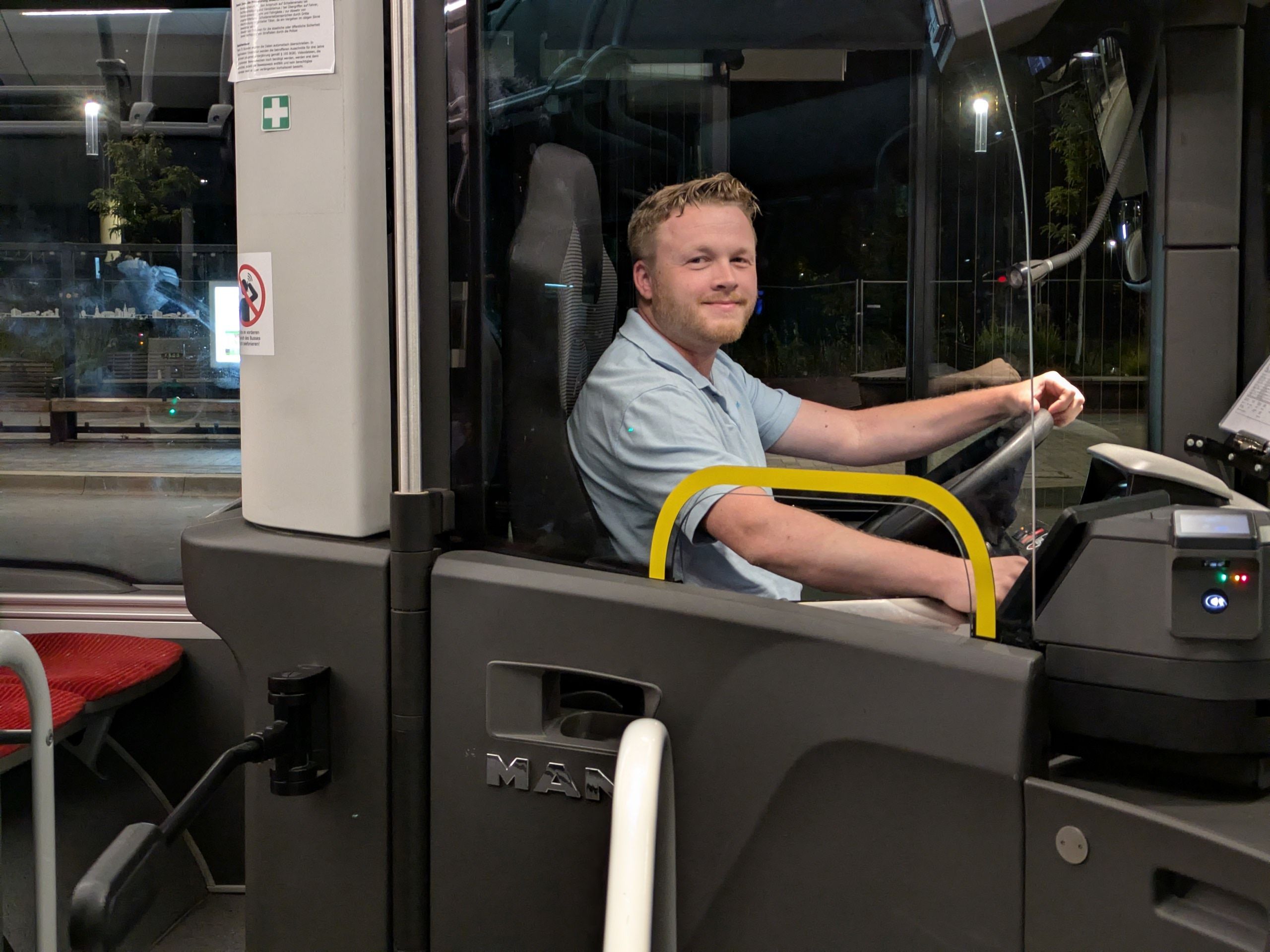 Sven Ringler am Steuer des Busses der Linie SB24