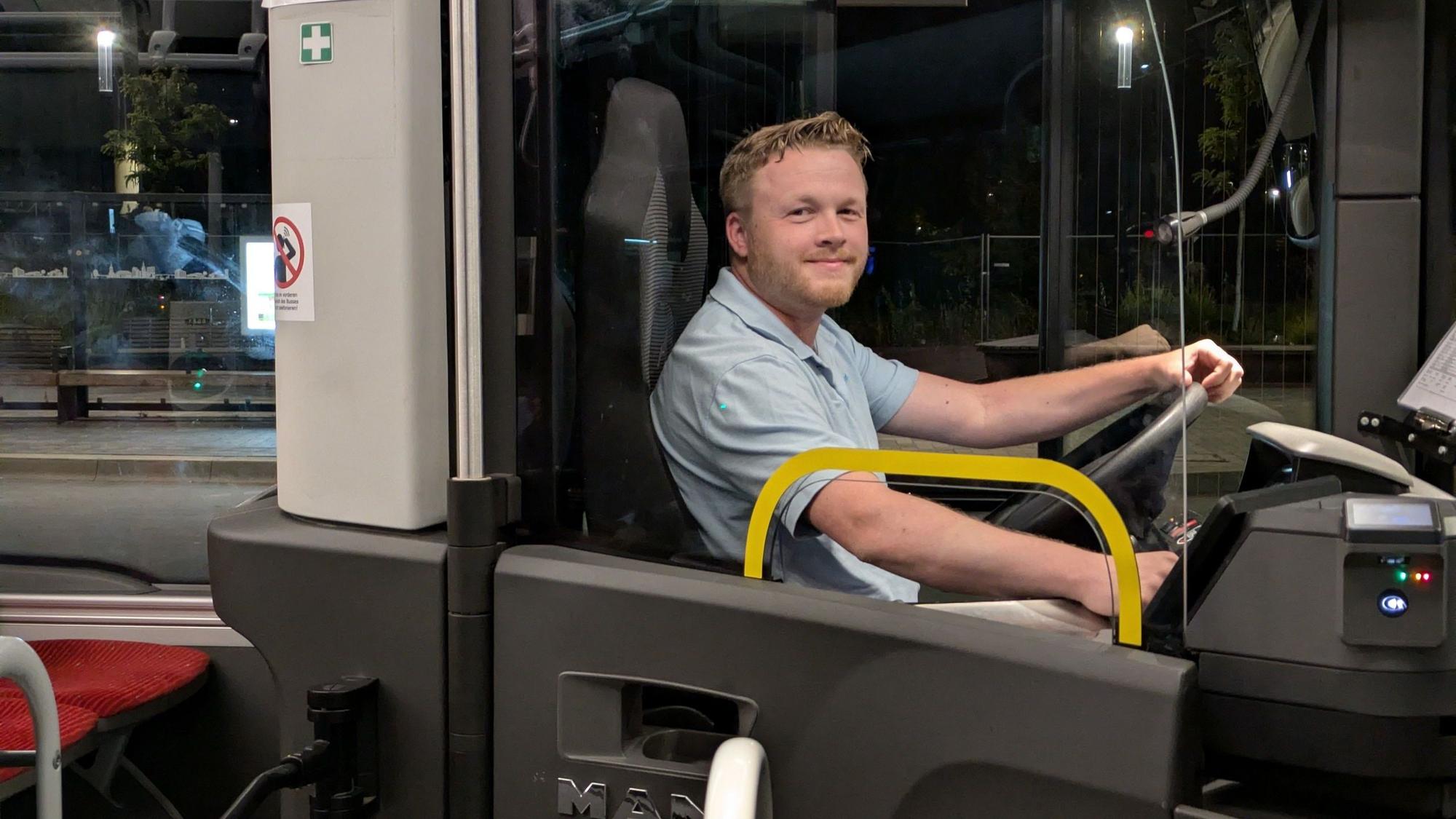 Sven Ringler am Steuer des Busses der Linie SB24