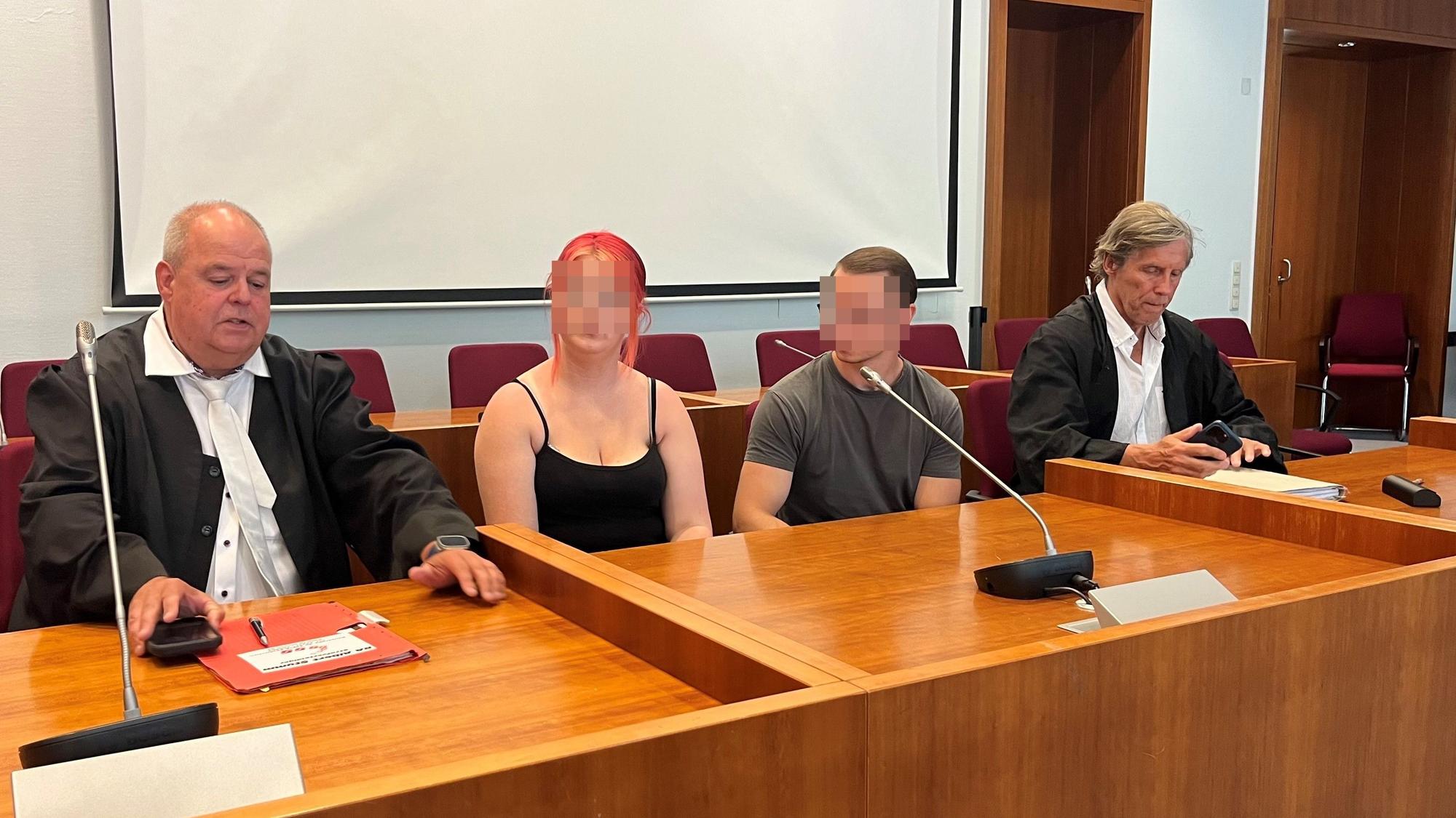 Das Bild zeigt die Angeklagten und ihre Anwälte im Gerichtssaal.