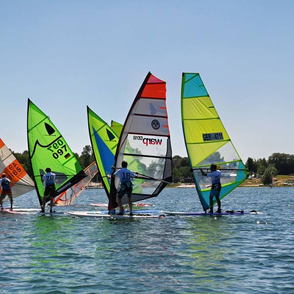 Das Bild zeigt einige Windsurfer auf dem Zülpicher See.