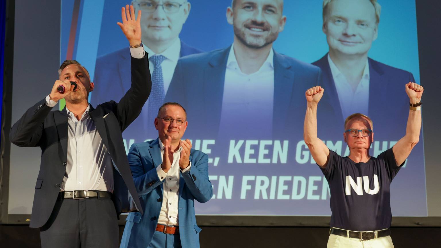 Ulrich Siegmund (l., AfD), Spitzenkandidat für die Landtagswahl am 6. September, Tino Chrupalla (M.), AfD-Bundesvorsitzender, und Uwe Steimle, Kabarettist, stehen bei einer Veranstaltung der AfD Sachsen-Anhalt auf der Bühne.