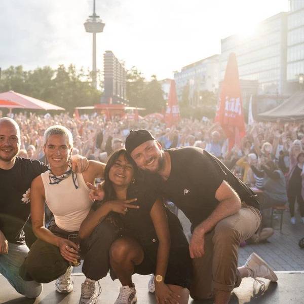 Konstantin Gold (links) präsentiert den „singenden Mediapark“.