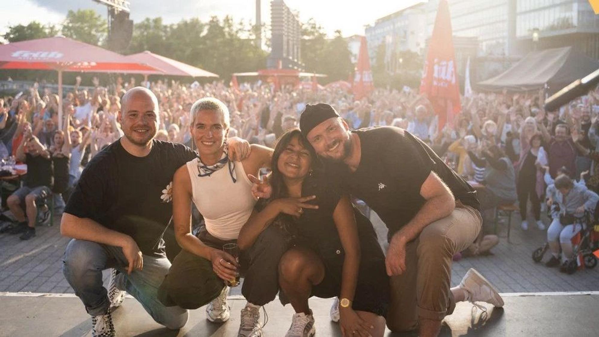 Konstantin Gold (links) präsentiert den „singenden Mediapark“.