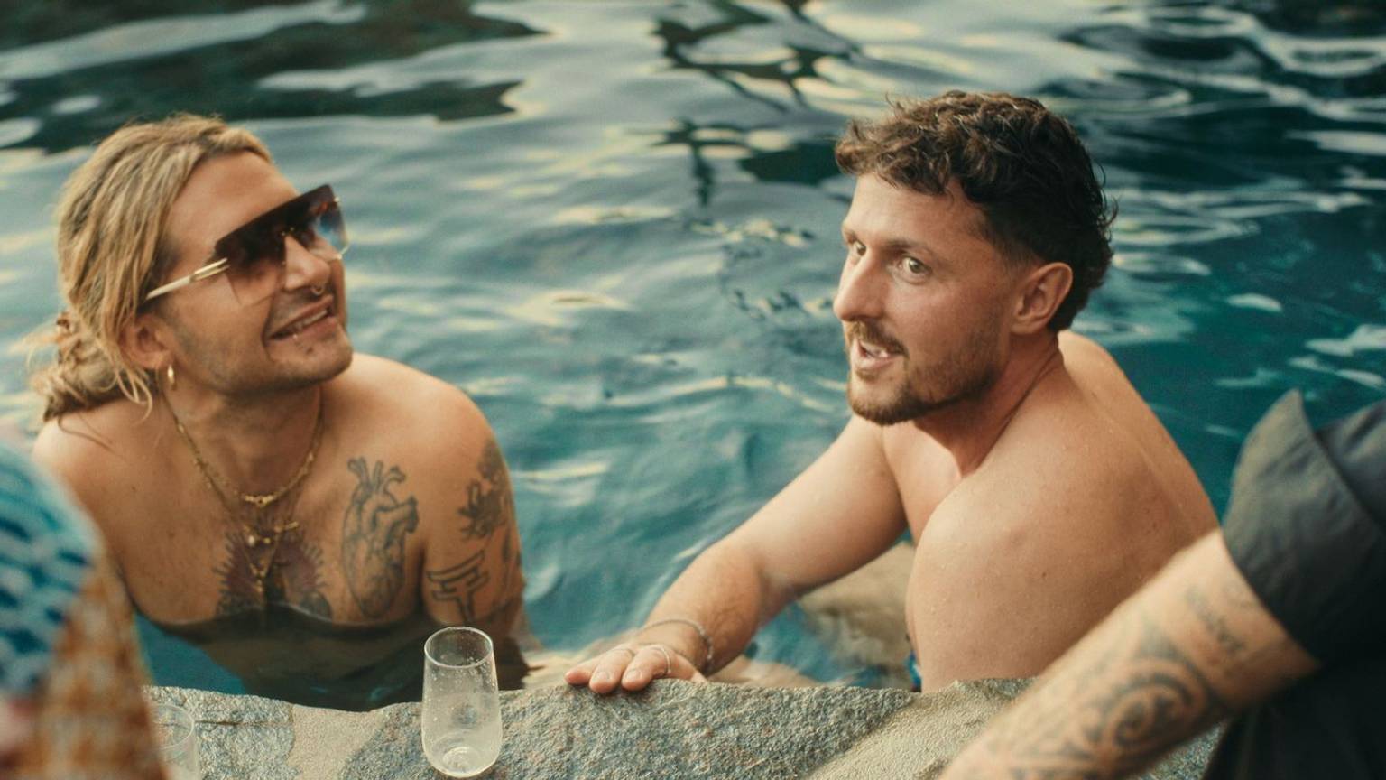 Auf einer Poolparty kamen sich Bill Kaulitz (links) und Jannik Kontalis näher. (Bild: Netflix)