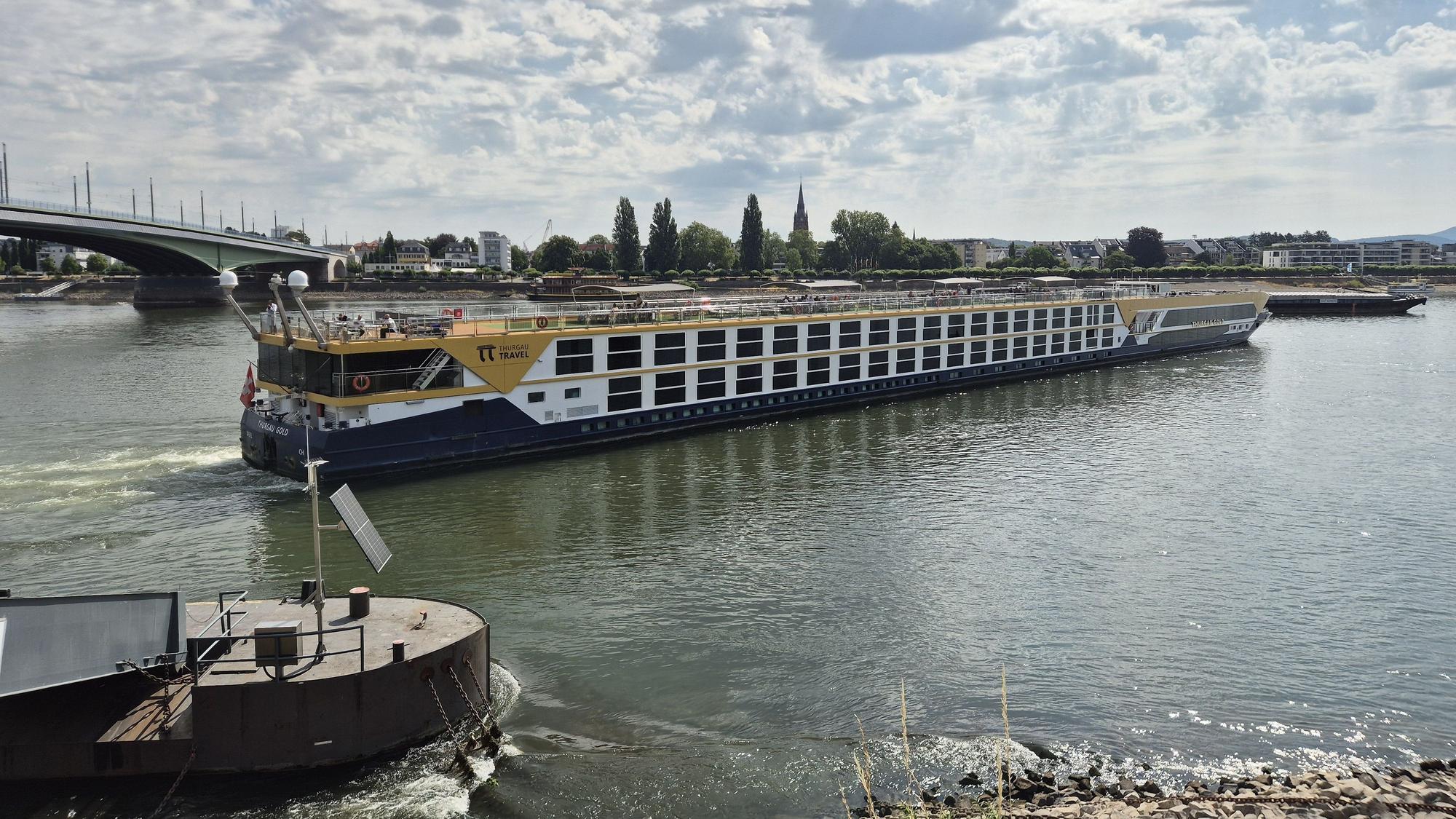 Das Schiff Thurgau Gold liegt quer auf dem Rhein auf einer Sandbank auf.