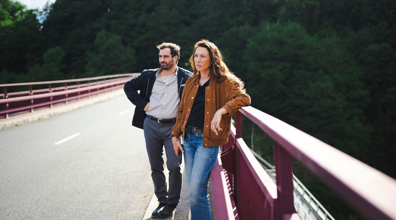 Kommissar Romain Valant (Théo Costa-Marini) war früher mit den verschwundenen Kindern befreundet. Gemeinsam mit seiner Kollegin Noémie Chastain (Laura Smet) möchte er nun herausfinden, was ihnen zugestoßen ist.  (Bild: ARD Degeto Film/France Télévisions/Quad Drama/Baptiste Langinier)