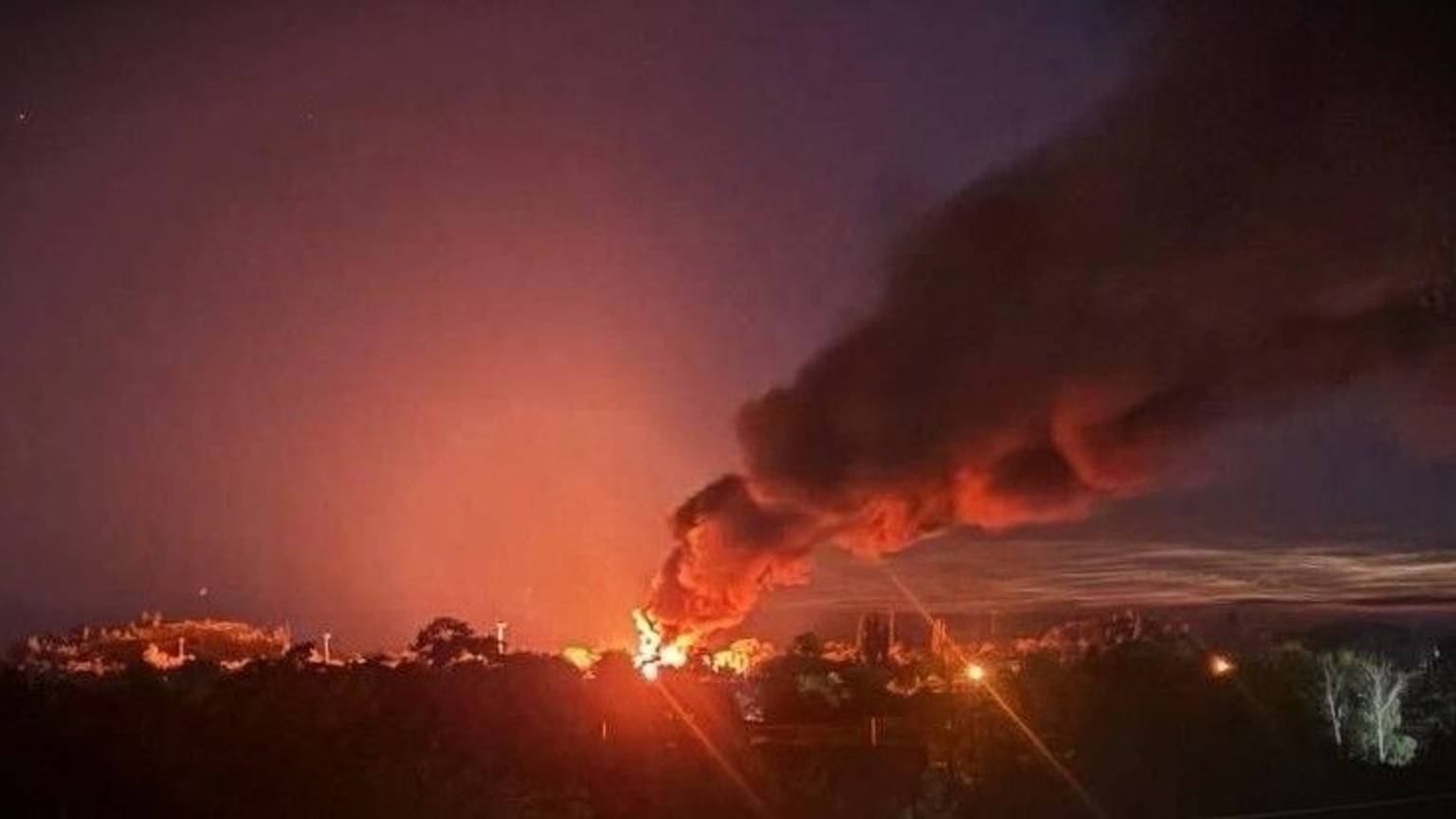 Ein Screenshot aus einem Video soll einen Brand auf dem Militärflugplatz in der russischen Stadt Engels zeigen.