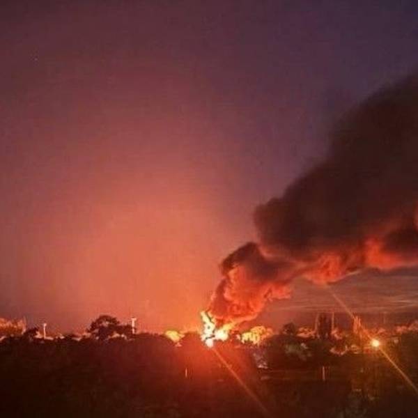 Ein Screenshot aus einem Video soll einen Brand auf dem Militärflugplatz in der russischen Stadt Engels zeigen.