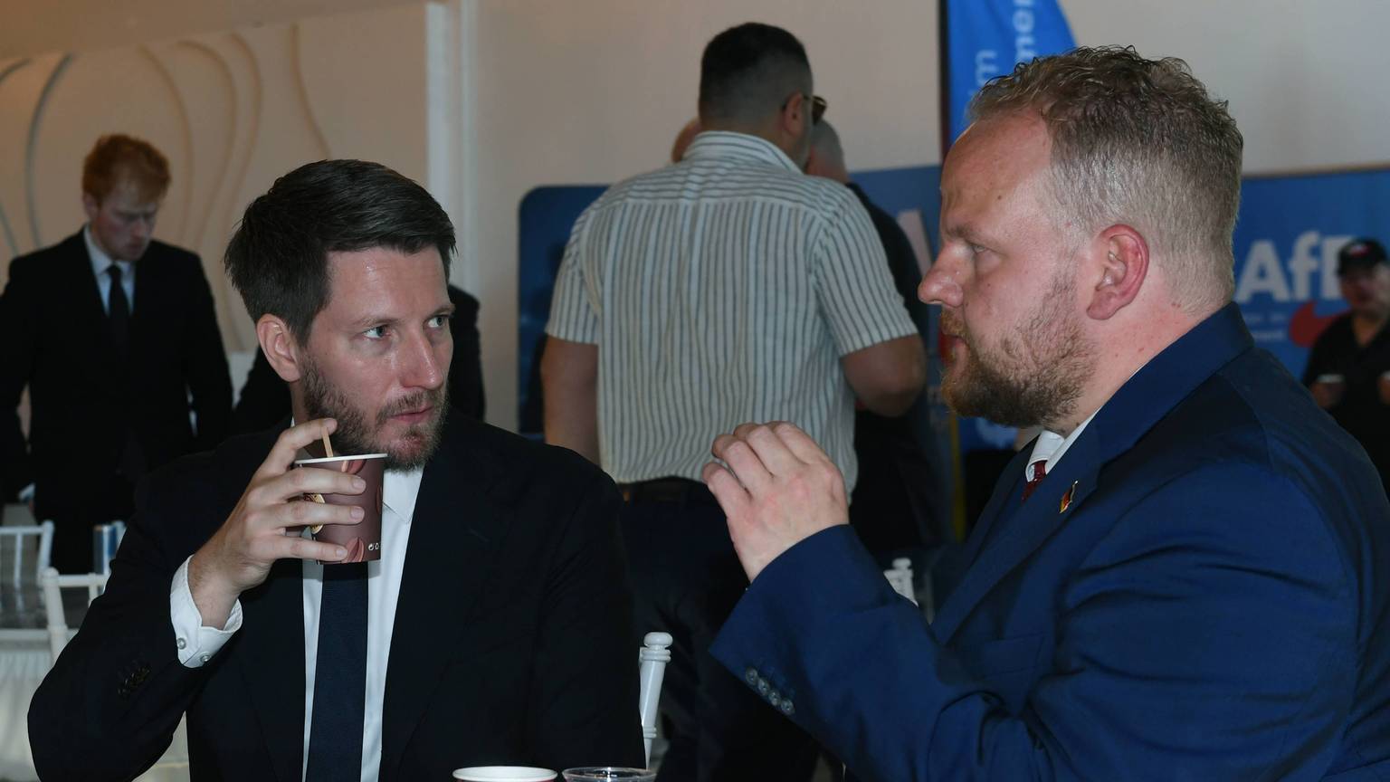 Martin Vincentz, Landessprecher der AfD NRW, und Sven Tritschler (rechts), stellvertretender Bundessprecher der AfD, am ersten Tag des Nominierungsparteitags der AfD NRW in Marl. IMAGO/Revierfoto