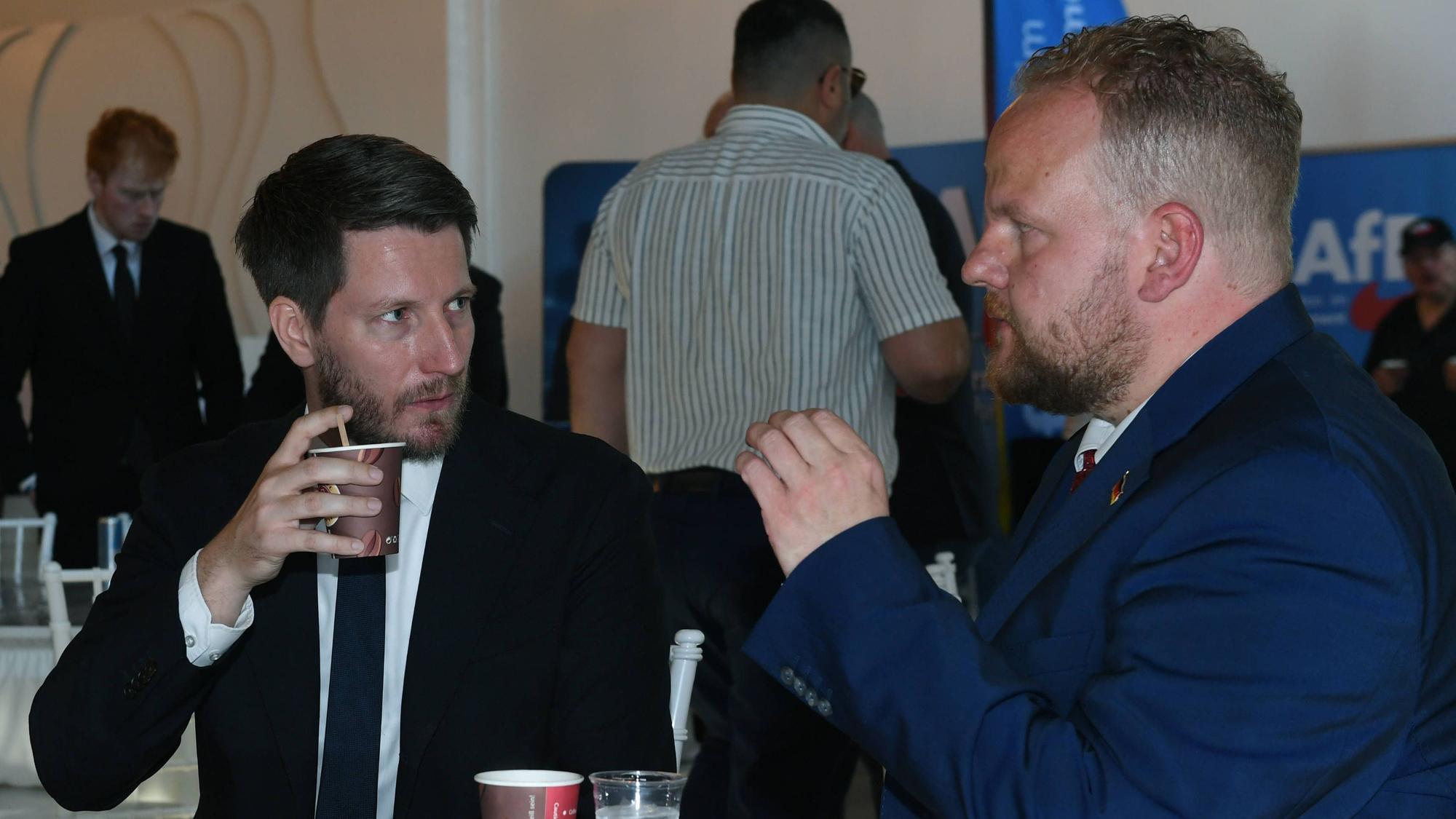 Martin Vincentz, Landessprecher der AfD NRW, und Sven Tritschler (rechts), stellvertretender Bundessprecher der AfD, am ersten Tag des Nominierungsparteitags der AfD NRW in Marl. IMAGO/Revierfoto