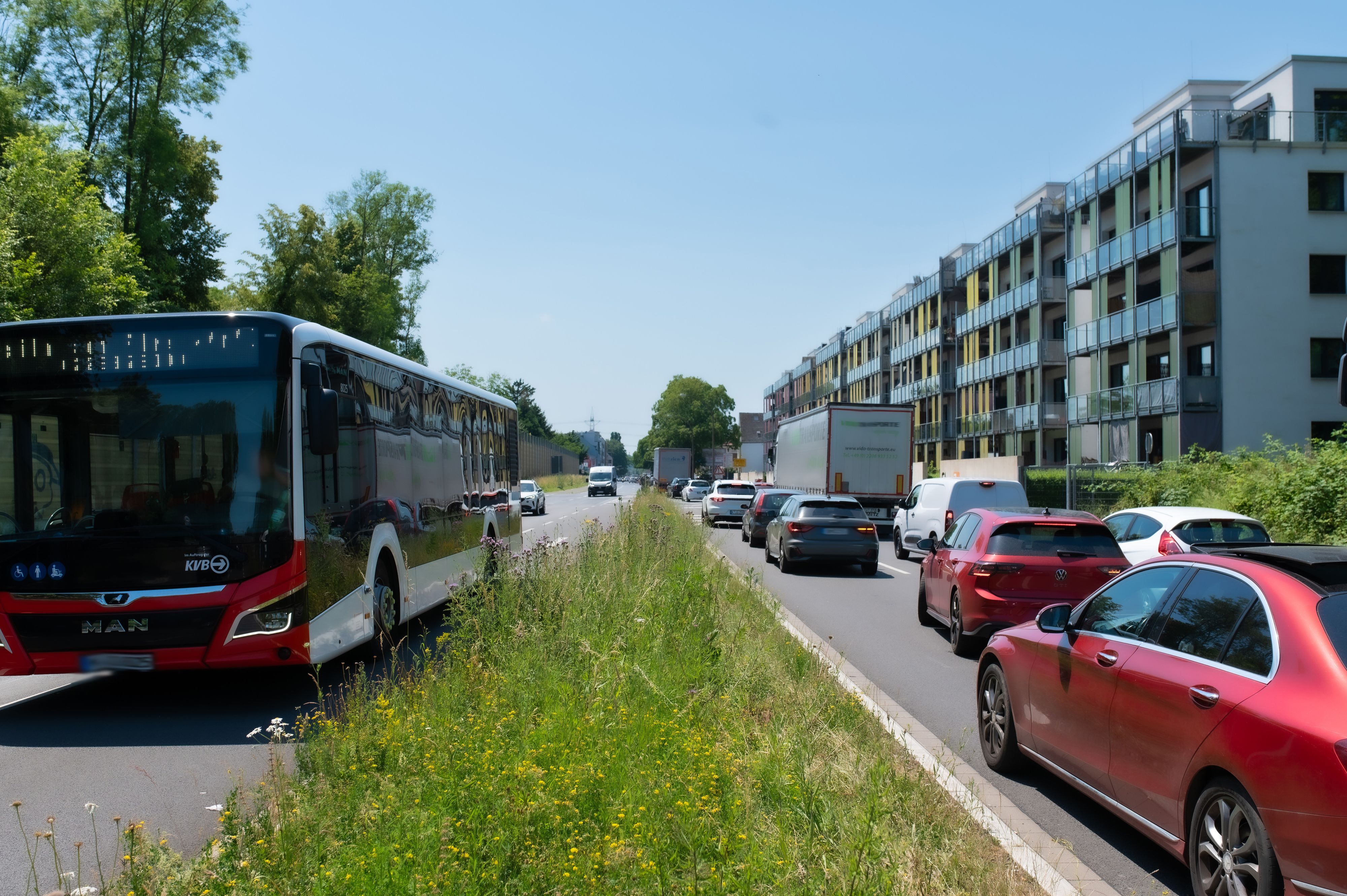 Das Foto zeigt die Verkehrsbelastung auf der Luxemburger Straße in Efferen.