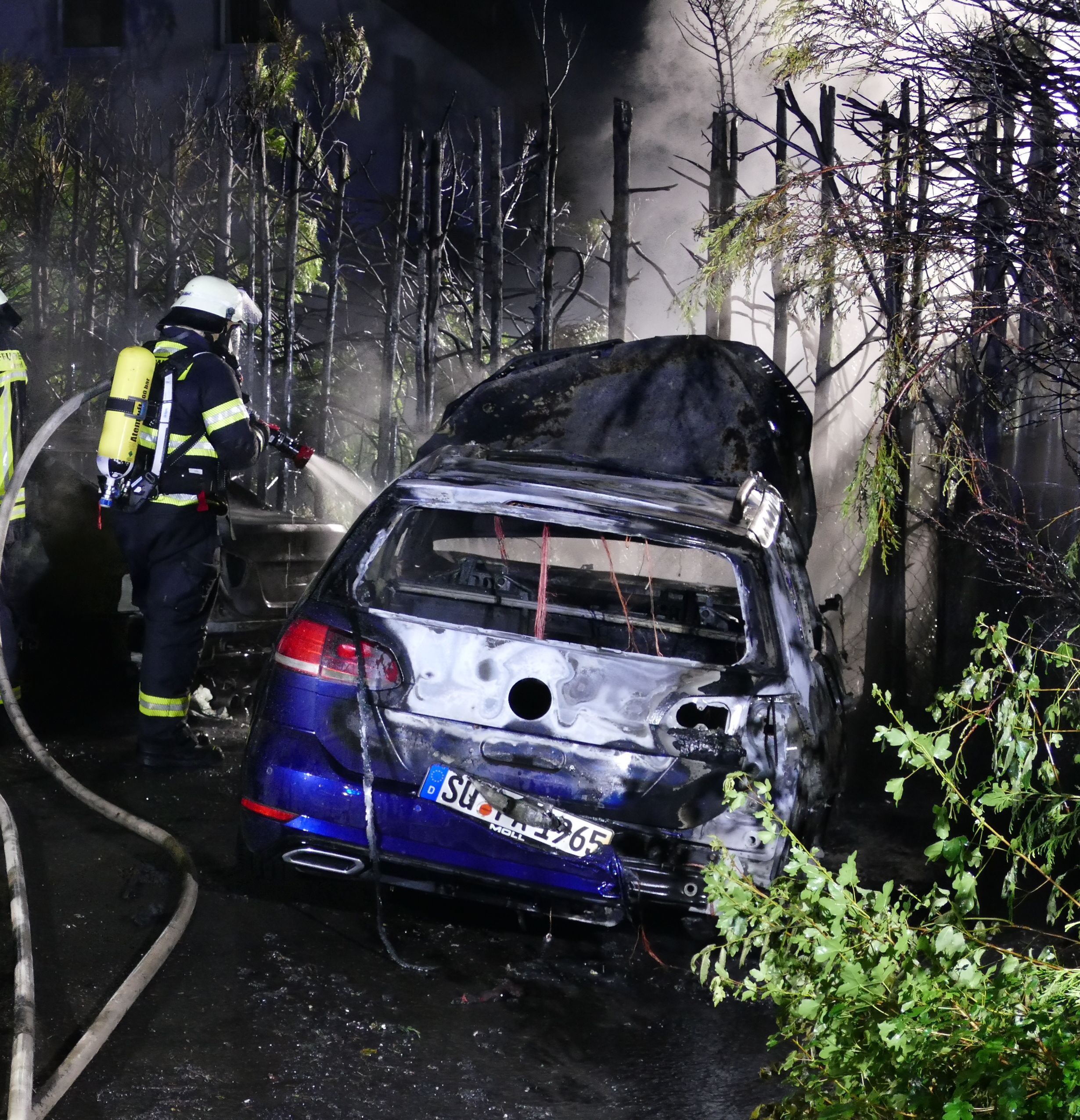 Autos und Hecke waren in Hennef in Brand geraten, die Feuerwehr verhinderte die weitere Ausbreitung.