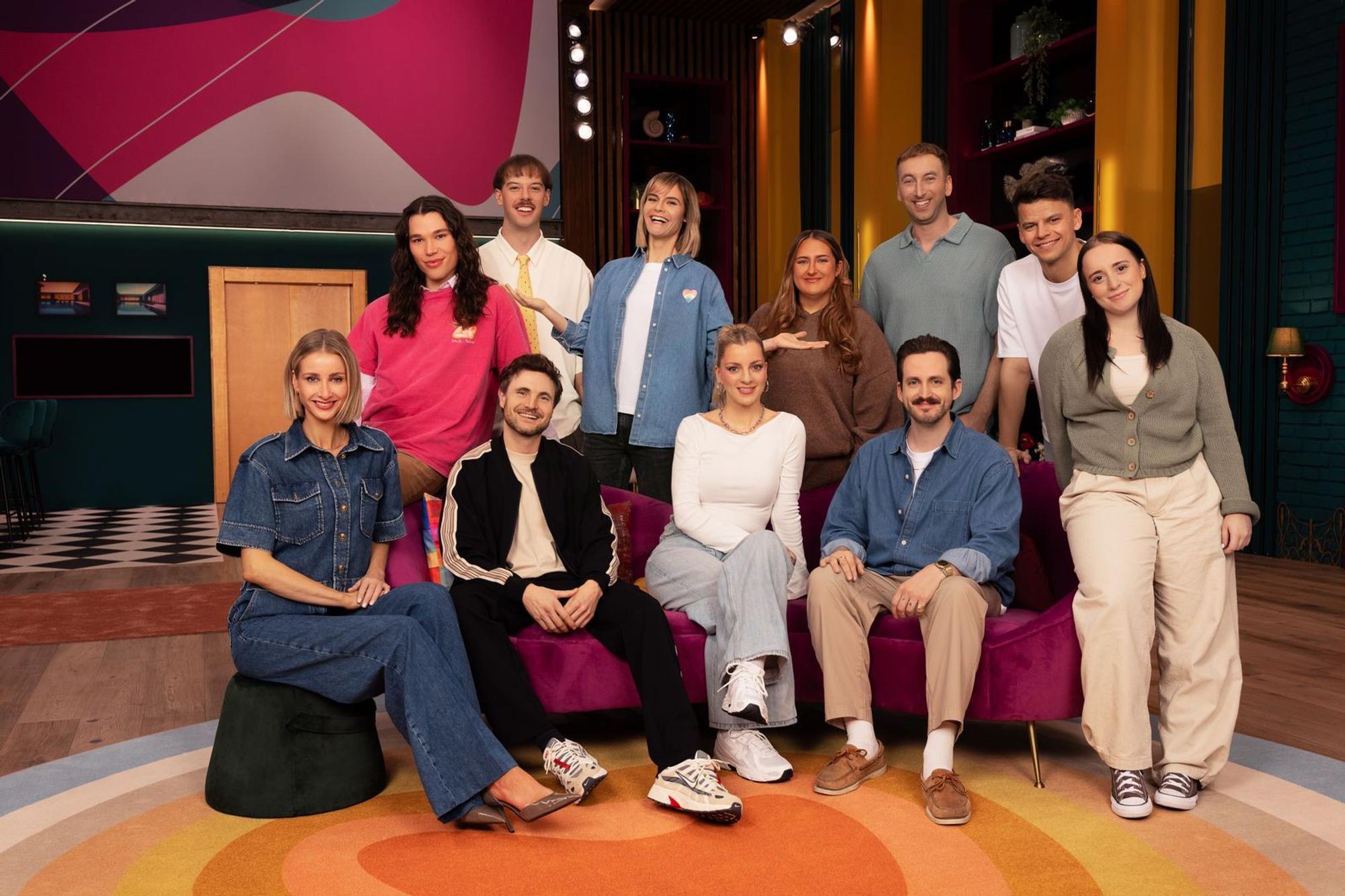 Sie sind bei „LOL Next“ dabei. Hintere Reihe (v.l.): Helge Mark, Aditotoro, Hazel Brugger als Moderatorin, SelfieSandra, Freshtorge, Paul Luca Fischer. Vordere Reihe (v.l.): Alina Bock, Phil Laude, Marti Fischer und Maria Ziffy. (Bild: Prime Video)