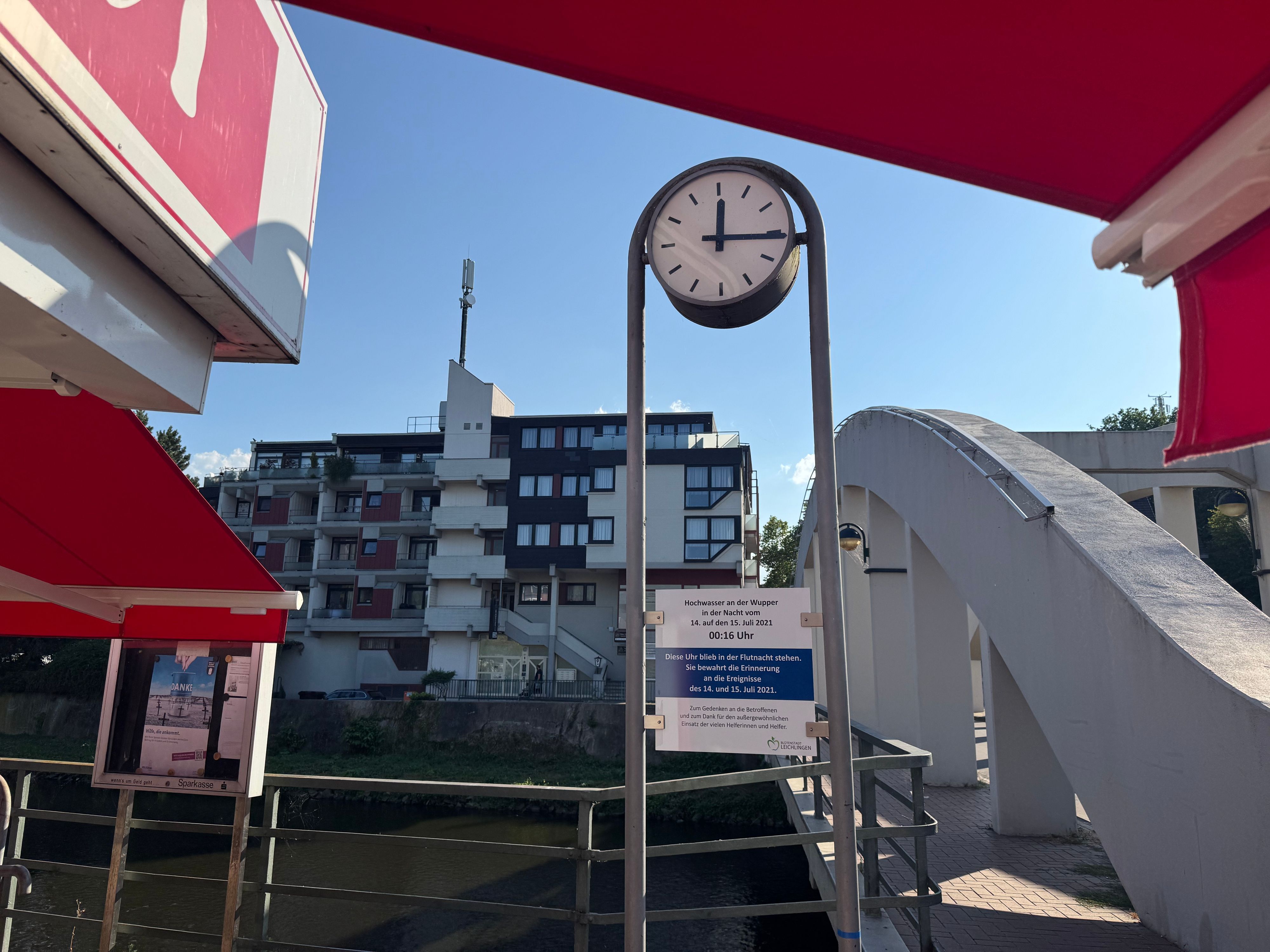 Stillstand um 0.16 Uhr: Die in der Flutnacht stehengebliebene Uhr am Rande der Marly-le-Roi-Brücke soll der Betroffenen gedenken.