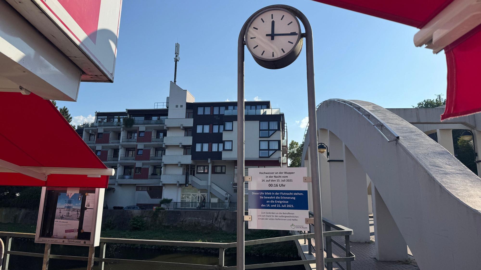 Stillstand um 0.16 Uhr: Die in der Flutnacht stehengebliebene Uhr am Rande der Marly-le-Roi-Brücke soll der Betroffenen gedenken.