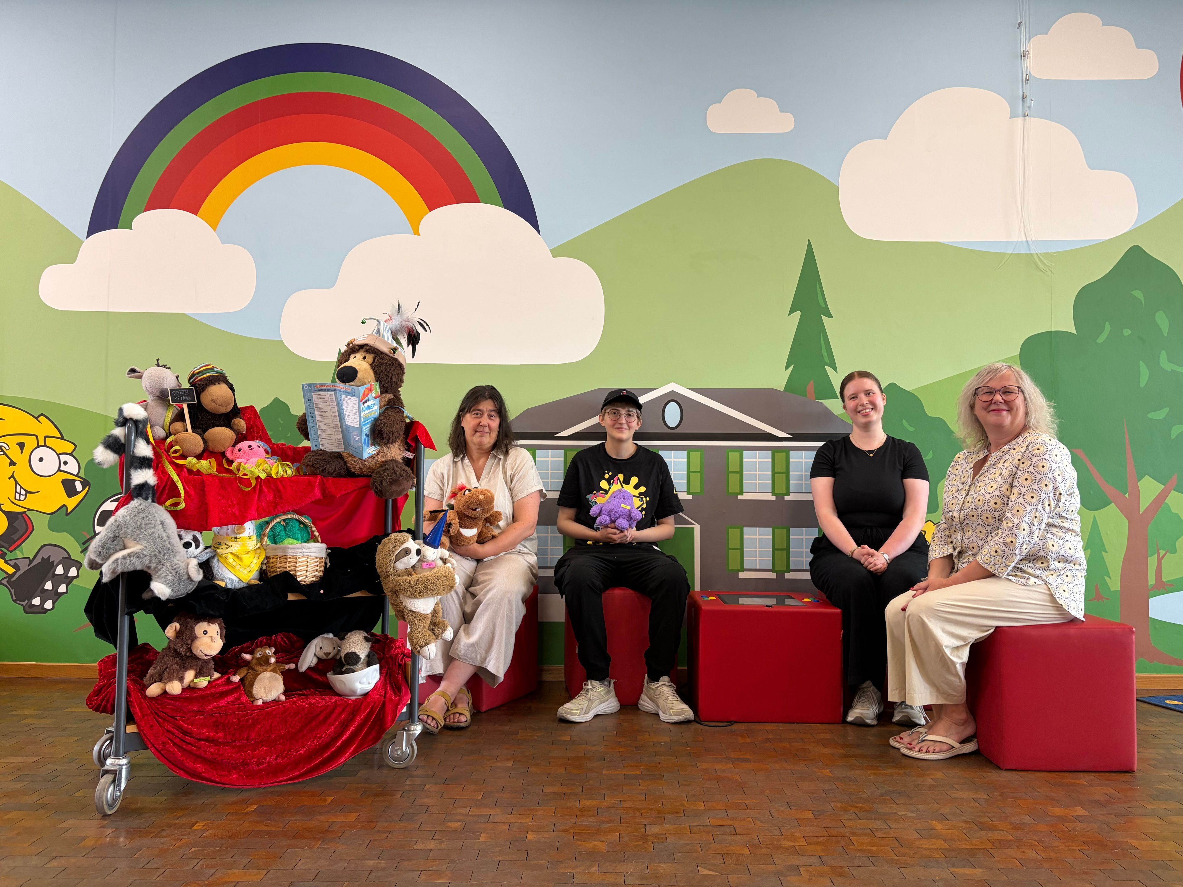 Das Team der Stadtbibliothek um Brigitte Merz (v. l.), Yasmin Wemmers, Cassandra Hennes und Eva-Marie Urban organisiert eine Kuscheltierparty.