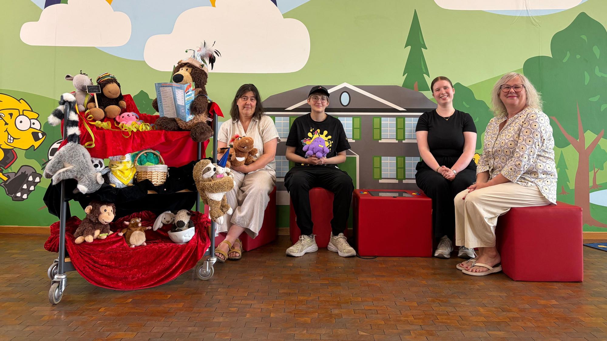 Das Team der Stadtbibliothek um Brigitte Merz (v. l.), Yasmin Wemmers, Cassandra Hennes und Eva-Marie Urban organisiert eine Kuscheltierparty.