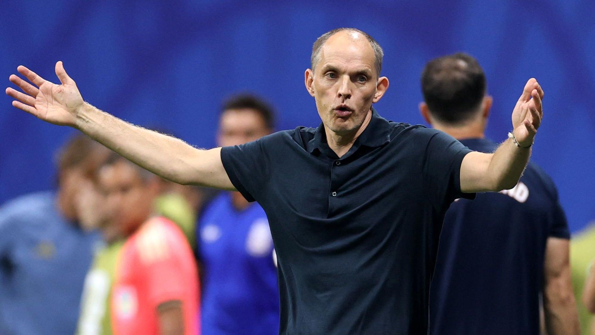 England-Coach Thomas Tuchel.gestikuliert am Rande des WM-Halbfinals zwischen England und Argenitnien.