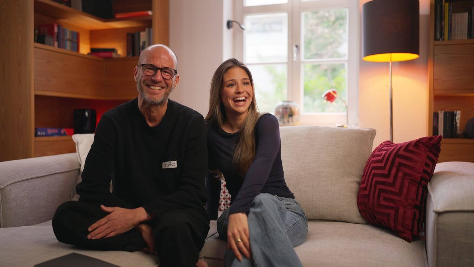Wie Josefine Scholl im ProSieben-Format „Born Famous“ verrät, sendete ihr Vater Mehmet Scholl früher versteckte Signale an seine Töchter. (Bild: Joyn)