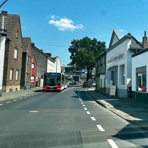 Von Rondorf zu den Schulen am Sürther Feld ist ein Umstieg notwendig. Mehr Buseinsätze oder ein Schulbus sind im Kölner Süden gefordert.
