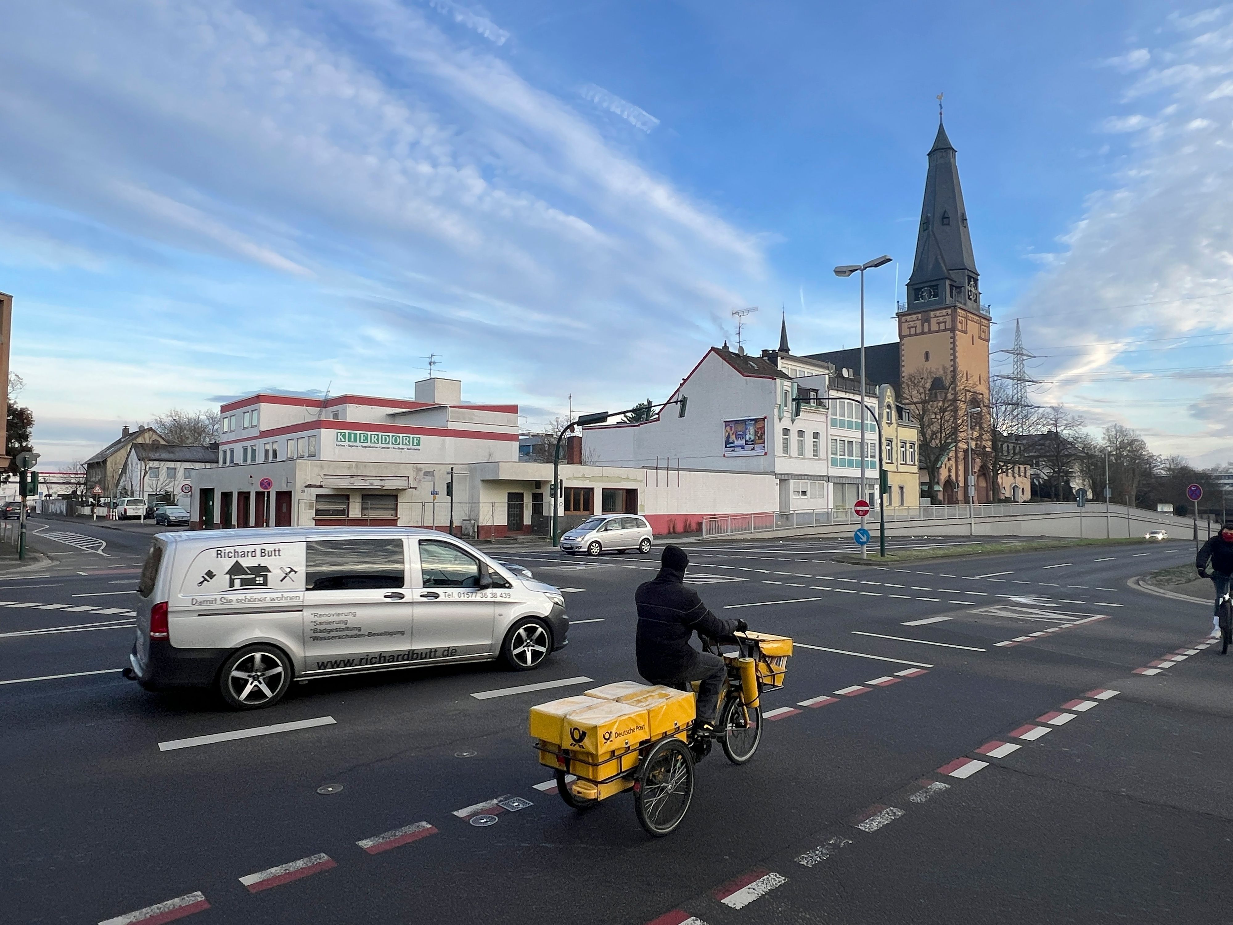 Gewerbegebiet an der Syltstraße,ex-Kierdorf, Mmetro, Bauhaus und Sankt Joseph.Vorne: Gustav-Heinemann-Straße. Foto: Ralf Krieger