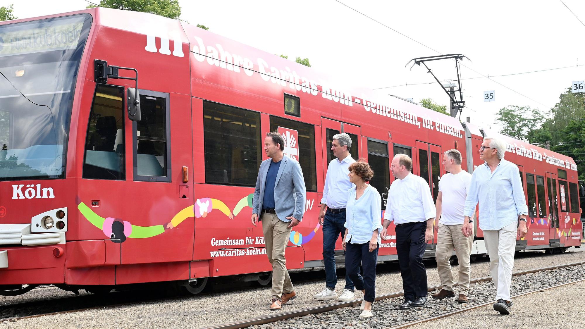 16.07.2026 Köln. Eine KVB Stadtbahn zum 111-jährigen Jubiläum der Caritas Köln. V.Li.: Marcel Winter, Markus Peters, Katharina Oxenius, Monsignore Robert Kleine, Nils Freund, Werner Lenz. Foto: Alexander Schwaiger