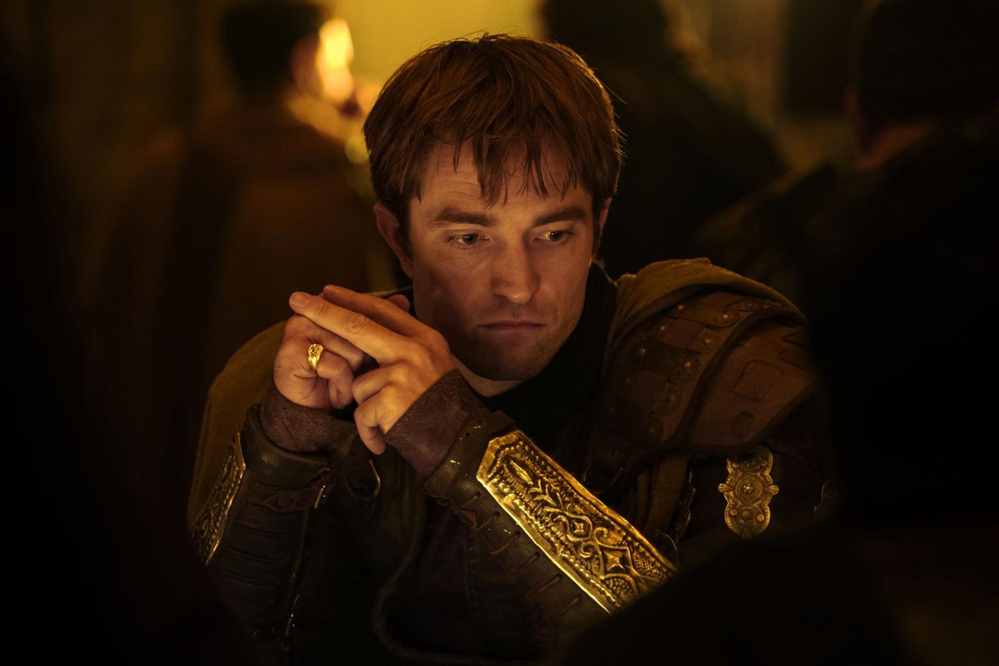 Antinoos (Robert Pattinson) lässt sich am Hof von Königin Penelope wie ein Parasit nieder. (Bild: Universal Studios)