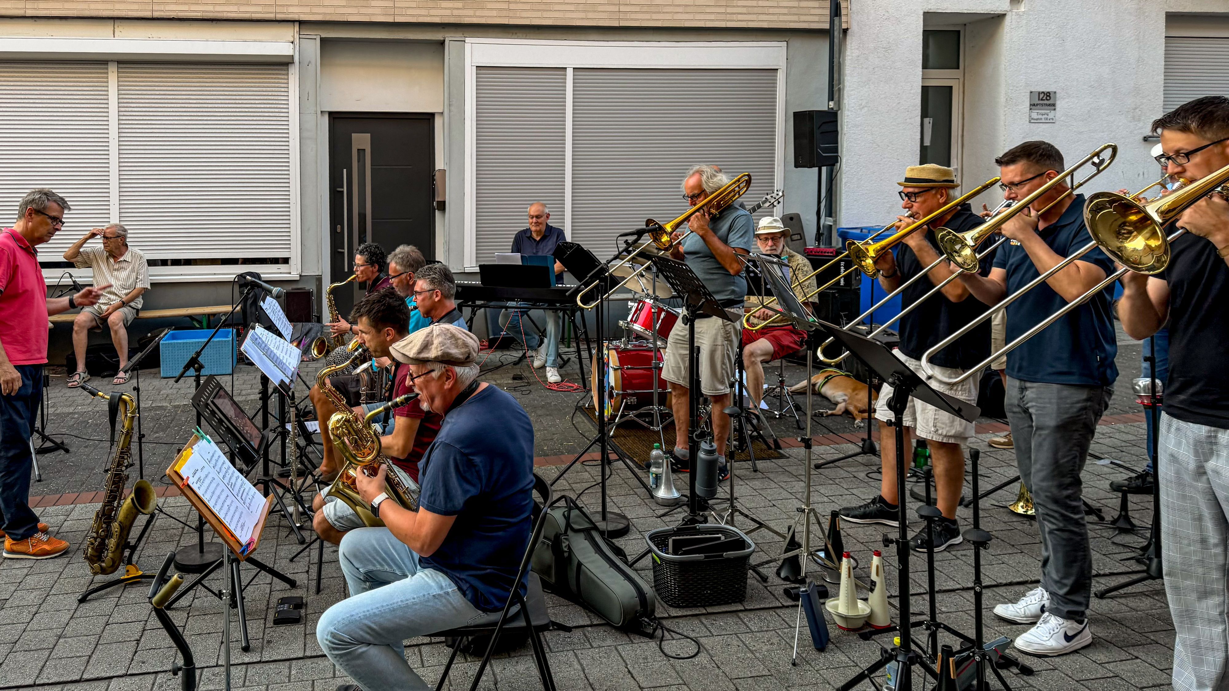 Die Leverkusen Big Band liefert den passenden Soundtrack für einen warmen Juliabend: charmant, nahbar und genau richtig.